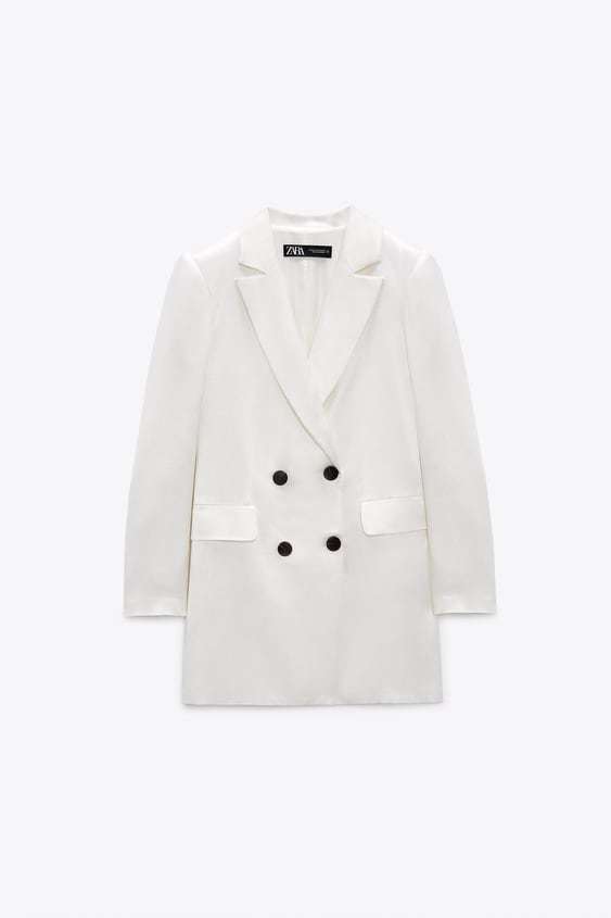 Blazer de color blanco.Zara (59,95 euros)