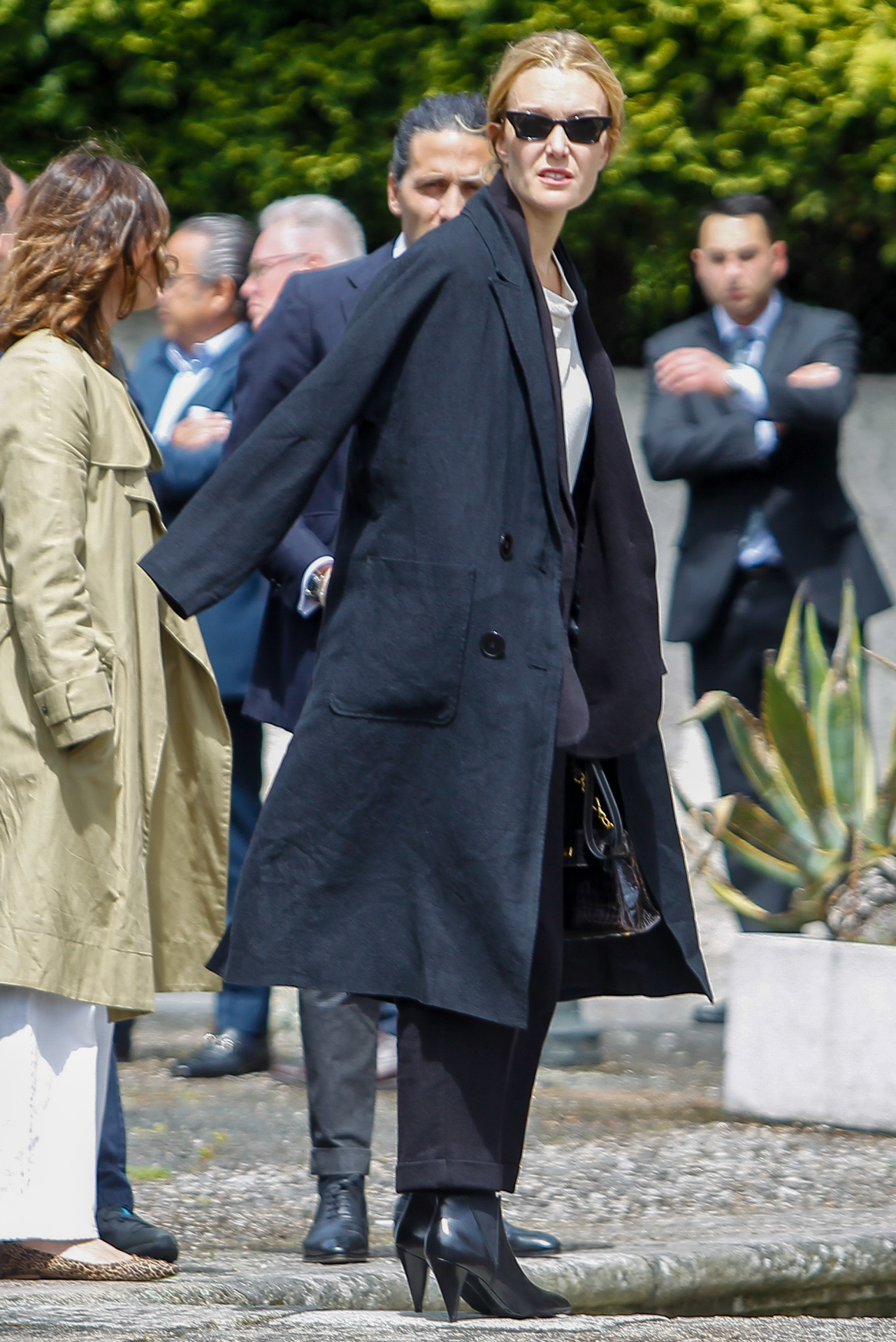Marta Ortega con un abrigo negro de corte clásico.