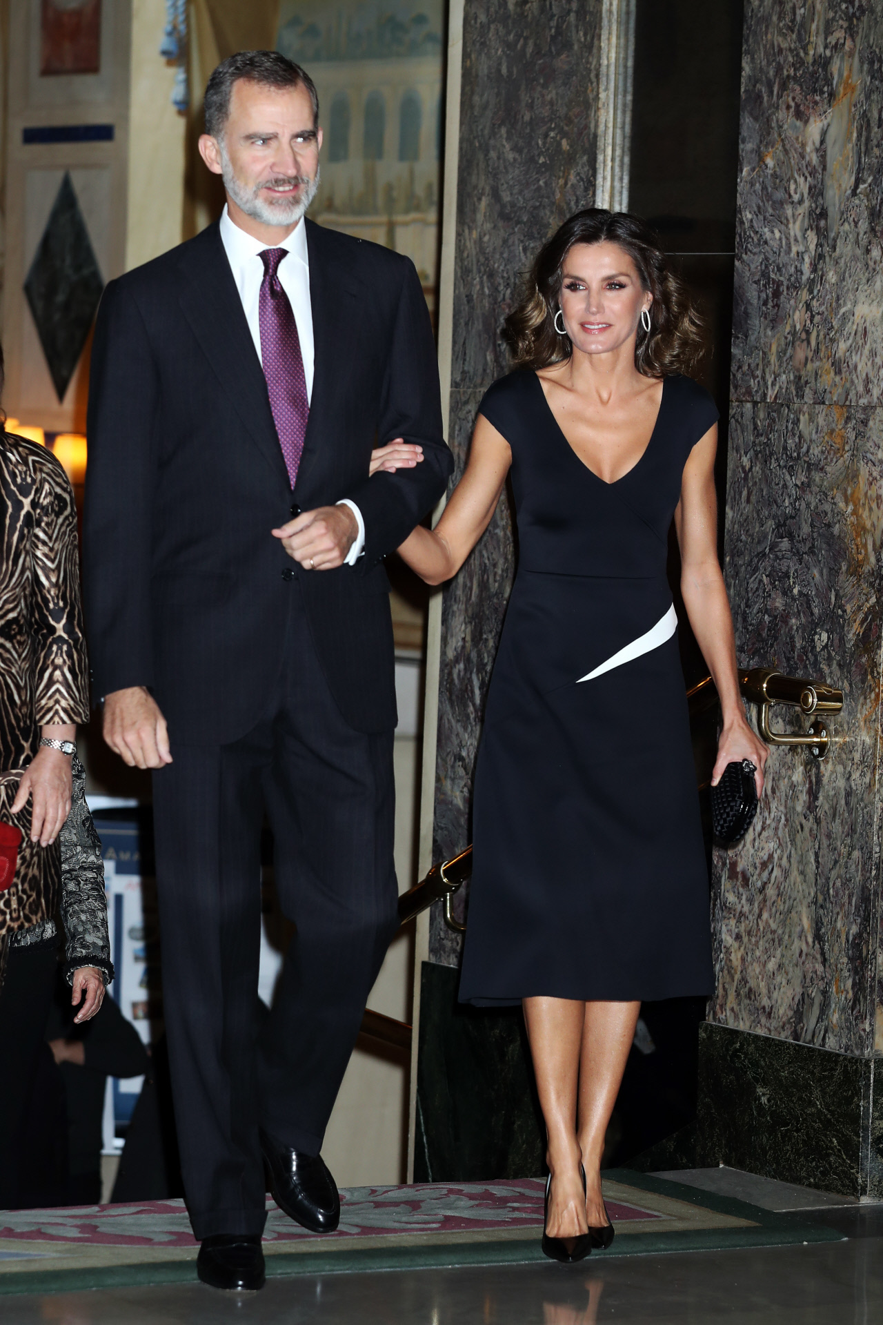 La reina Letizia con un escotado vestido negro de Carolina Herrera.