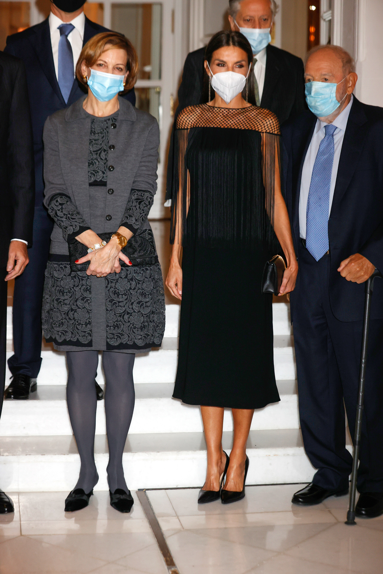 La reina Letizia con vestido negro de flecos.