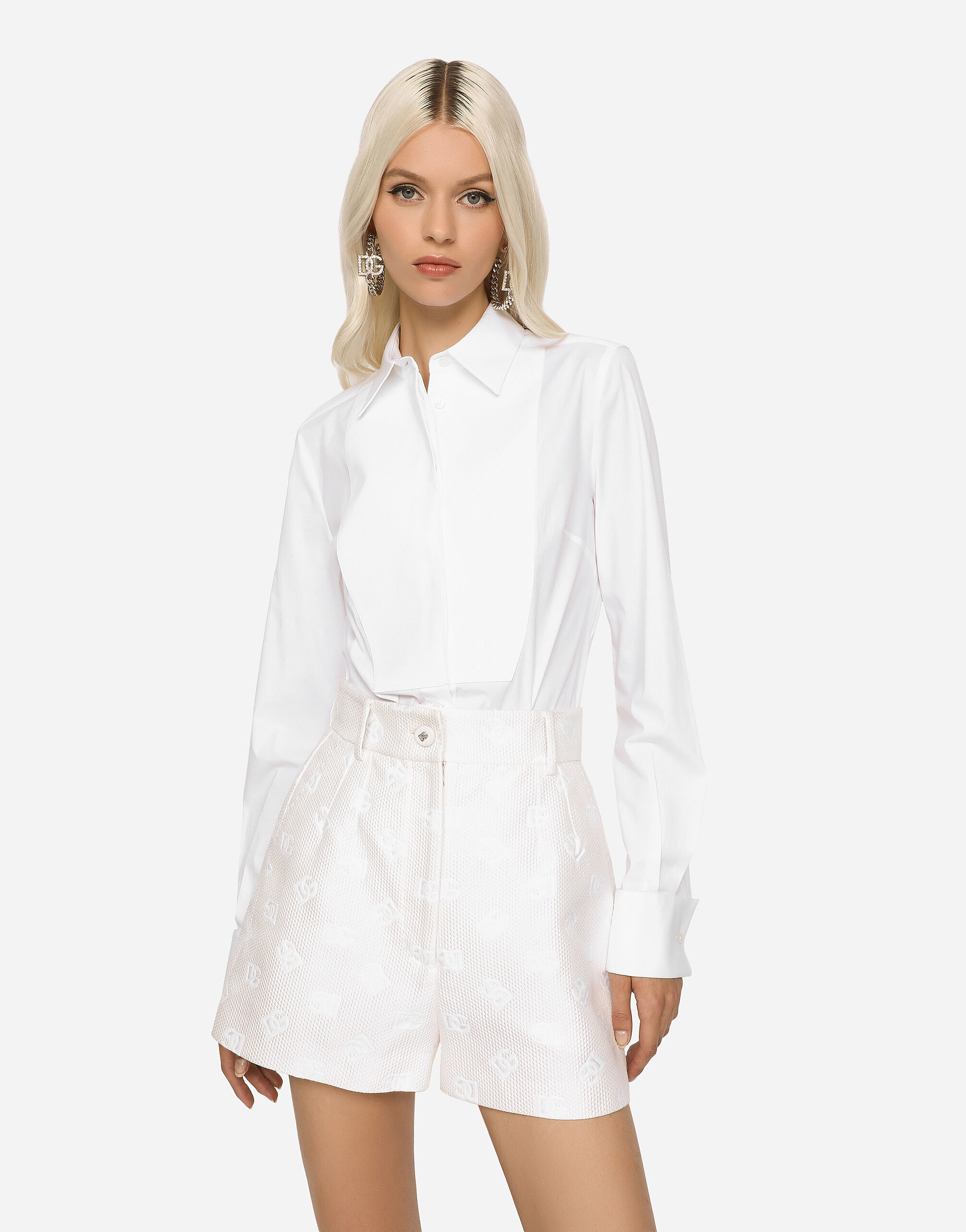 Camisa blanca, de Dolce Gabbana (650 euros).
