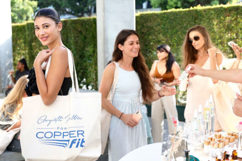 Varias mujeres saliendo el 19 de octubre de una presentación en Santa Mónica de "Gwyneth Paltrow For Copper Fit", una marca que vende accesorios para hacer deporte sin lesionarse, de forma especial en edad madura.