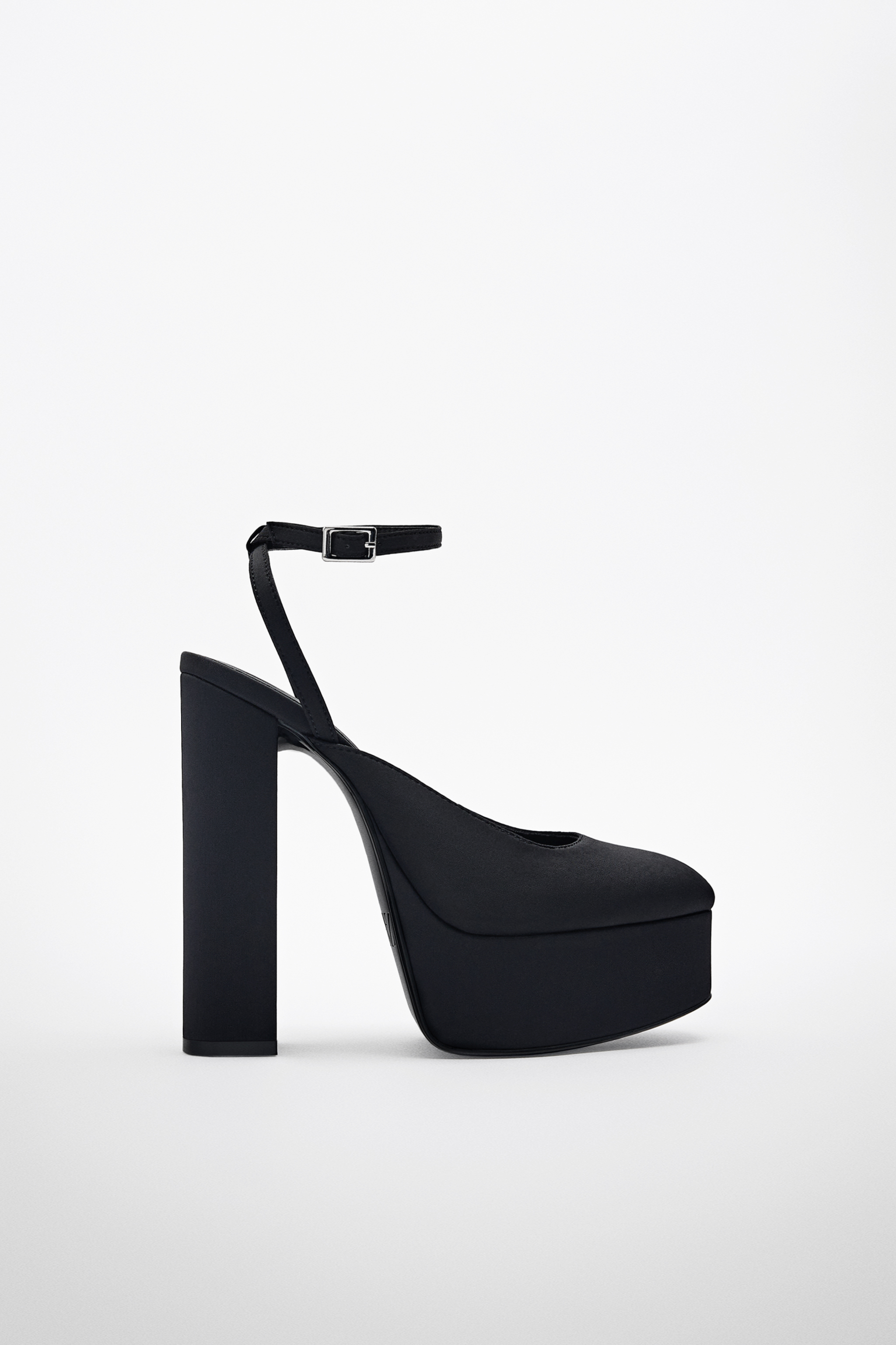 Zapatos con plataforma y pulsera al tobillo de Zara.