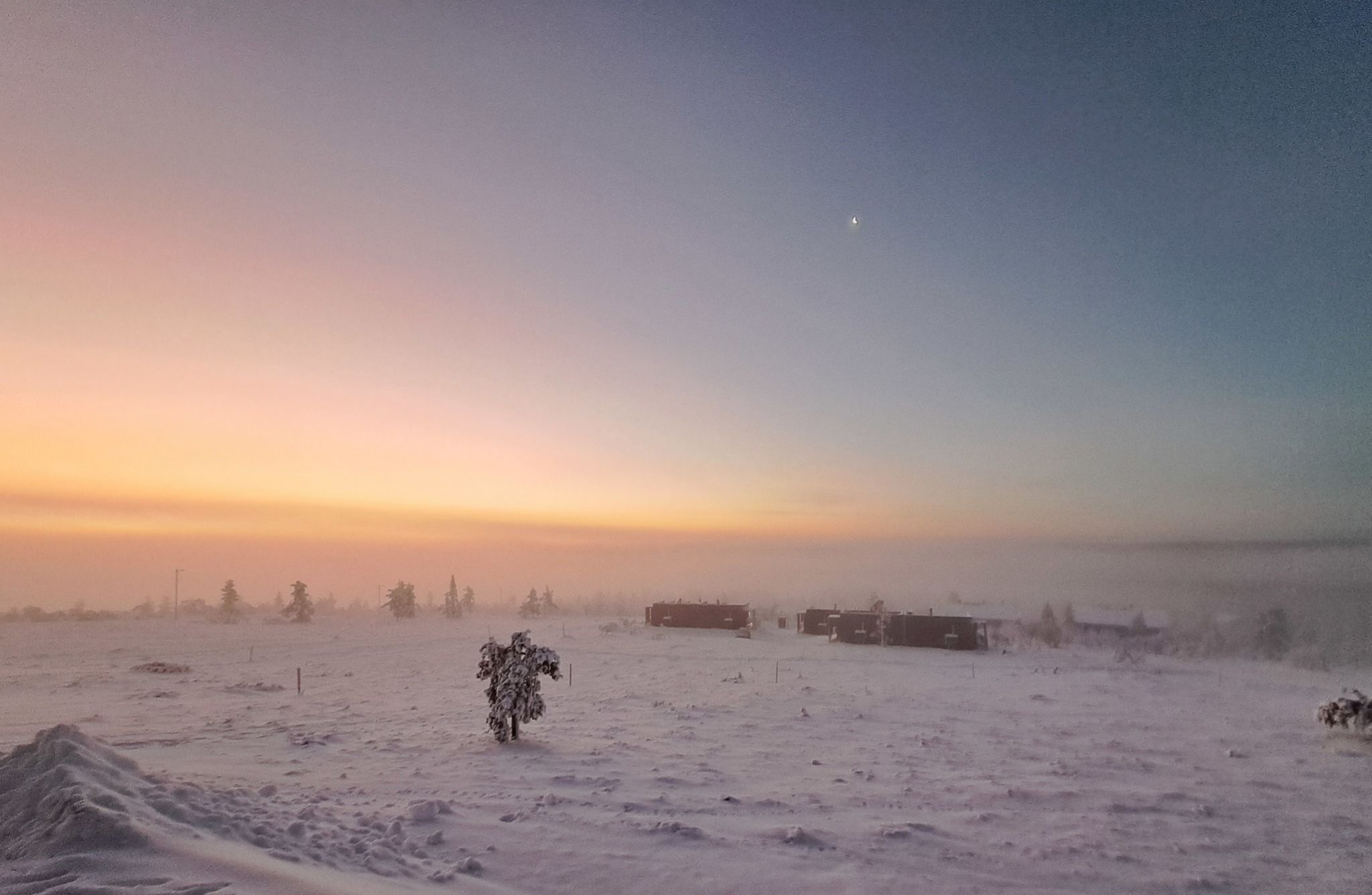 El silencio cuando se pone el sol a partir del mediodía en invierno es una de las cosas más impactantes de Laponia.