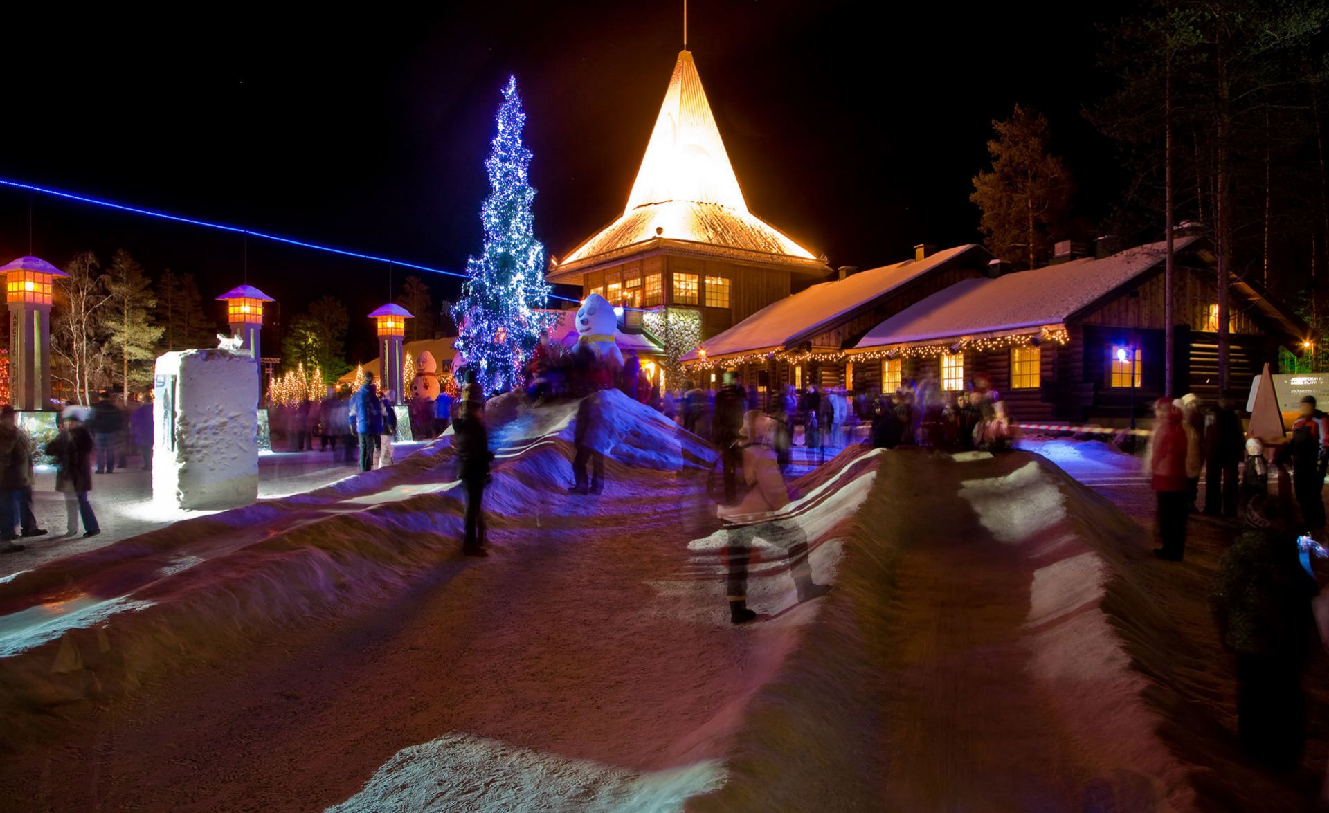 La aldea de Santa Claus Rovaniemi, con una lísea láser proyectada de forma permanente que marca el inicio del Círculo Polar Ártico.