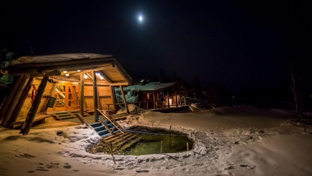 El contraste frío calor de las saunas a las piscinas exteriores es parte del ocio finlandés. En la imagen,  Kiilopää Sauna World, en Saariselkä.