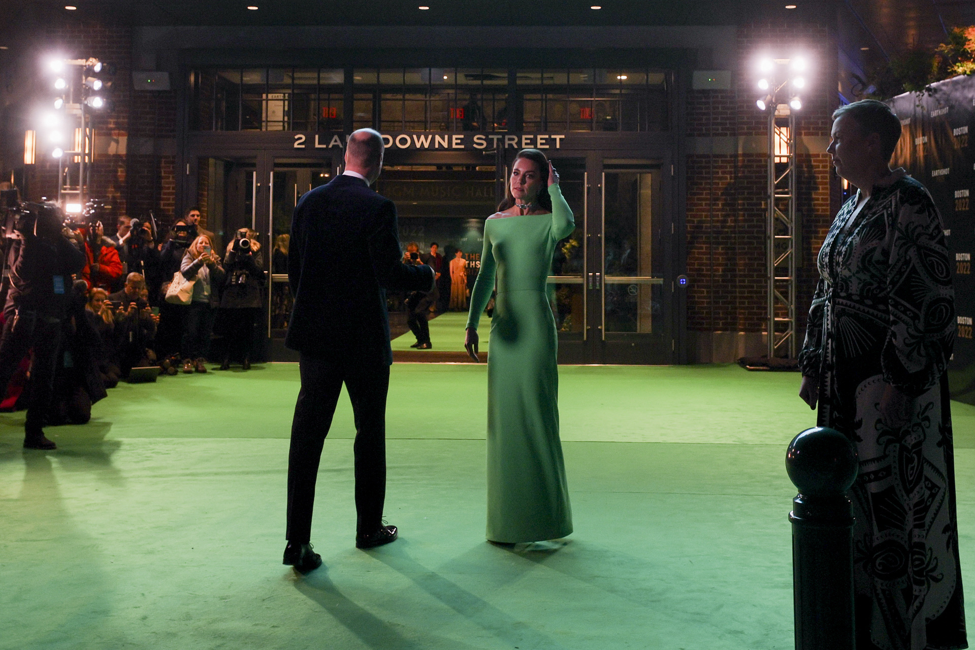 El vestido verde que dejaba los hombros al descubierto se define en la web de la marca como "body-conscious".