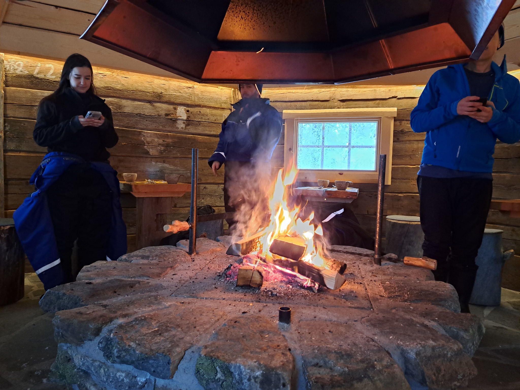 La vida social en Finlandia se desarrolla en torno a una sauna o una kota, una cabaña con un fuego en medio donde calentarse, cocinar, o simplemente quedarse hipnotizado. En la imagen la kota del arcticskylapland.com, donde también se sirven comidas.