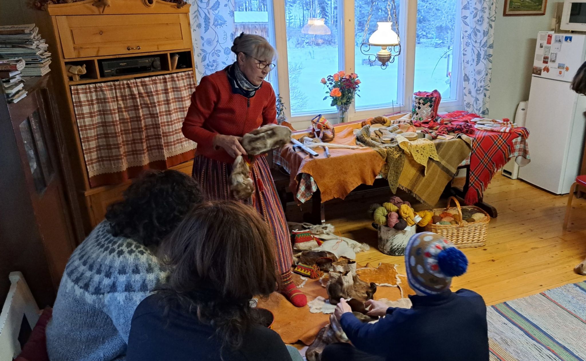 Los descendientes de los samis viven de forma integrada en los distintos núcleos de población, y aunque visten de forma moderna, sí cuidan sus tradiciones y artesanías con orgullo. Como Tula, una mujer de Inari que cría renos, teje y fabrica los zapatos tradicionales sami con piel de reno.