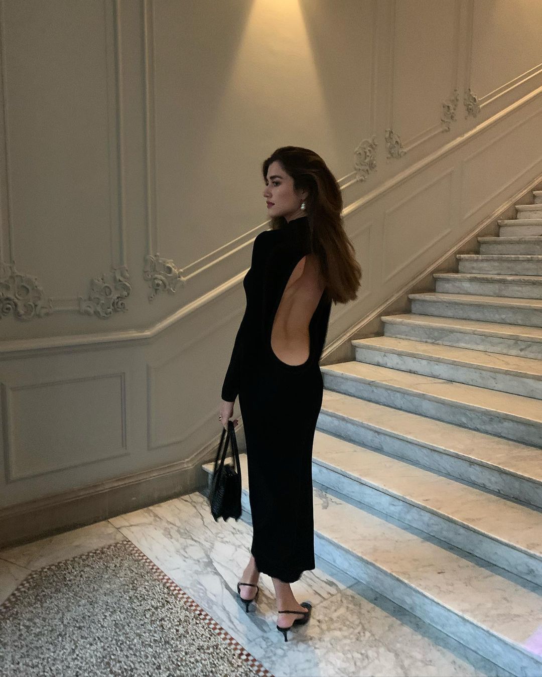 Ilirida Krasniqi con un vestido con escote en la espalda de Musier Paris.