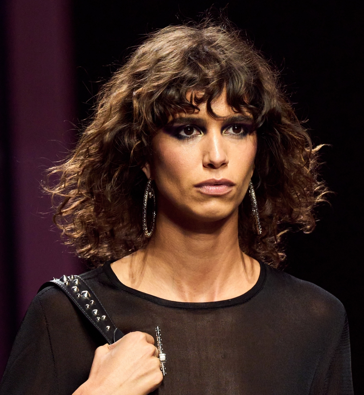 El corte de pelo shag años 70 o Morrison de Mica Argañaraz, pura tendencia en el desfile de Versace para el próximo verano de 2023.