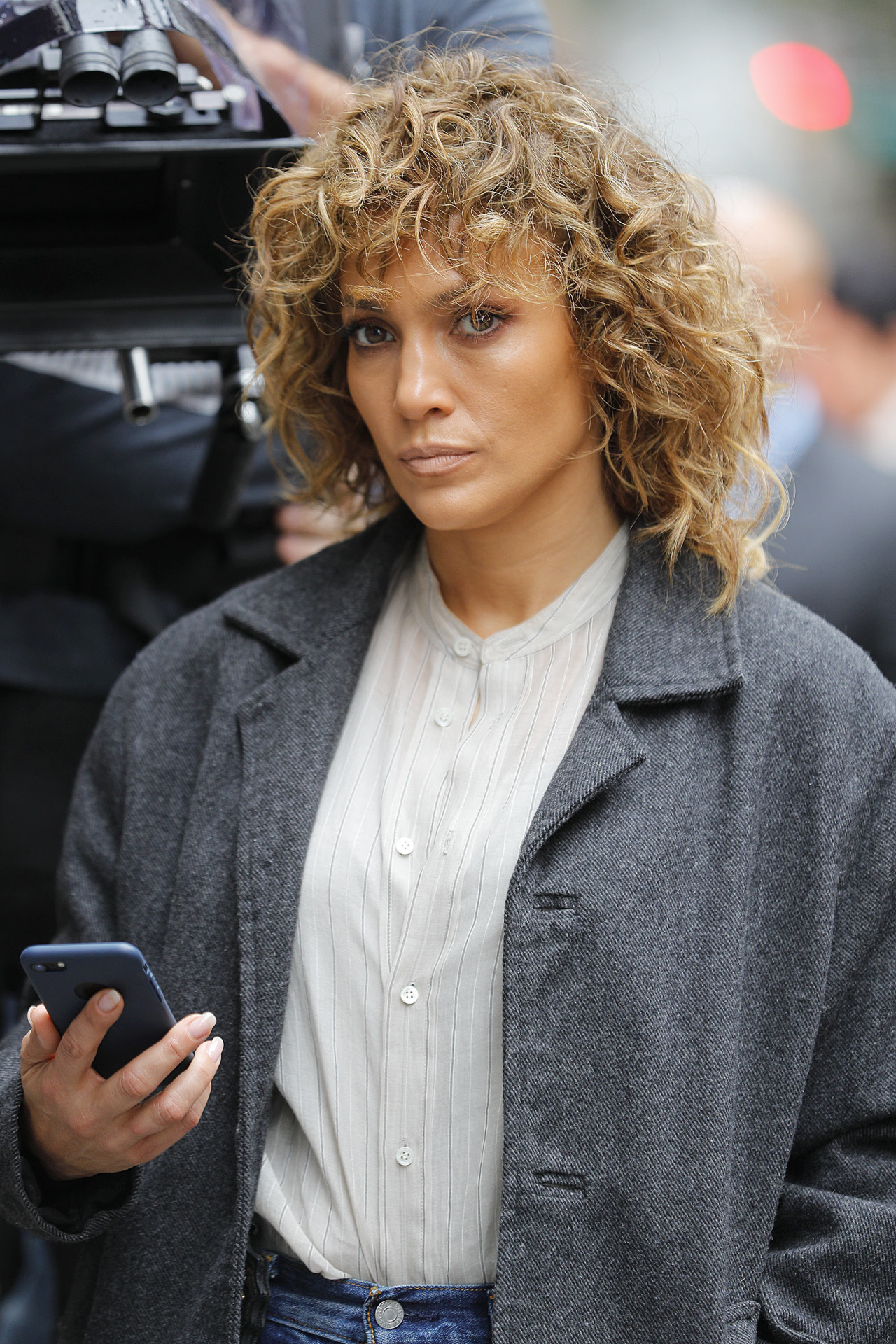 El corte de pelo corto rizado redondeado de Jennifer Lopez para marcar más sus rizos y su volumen en el pelo.