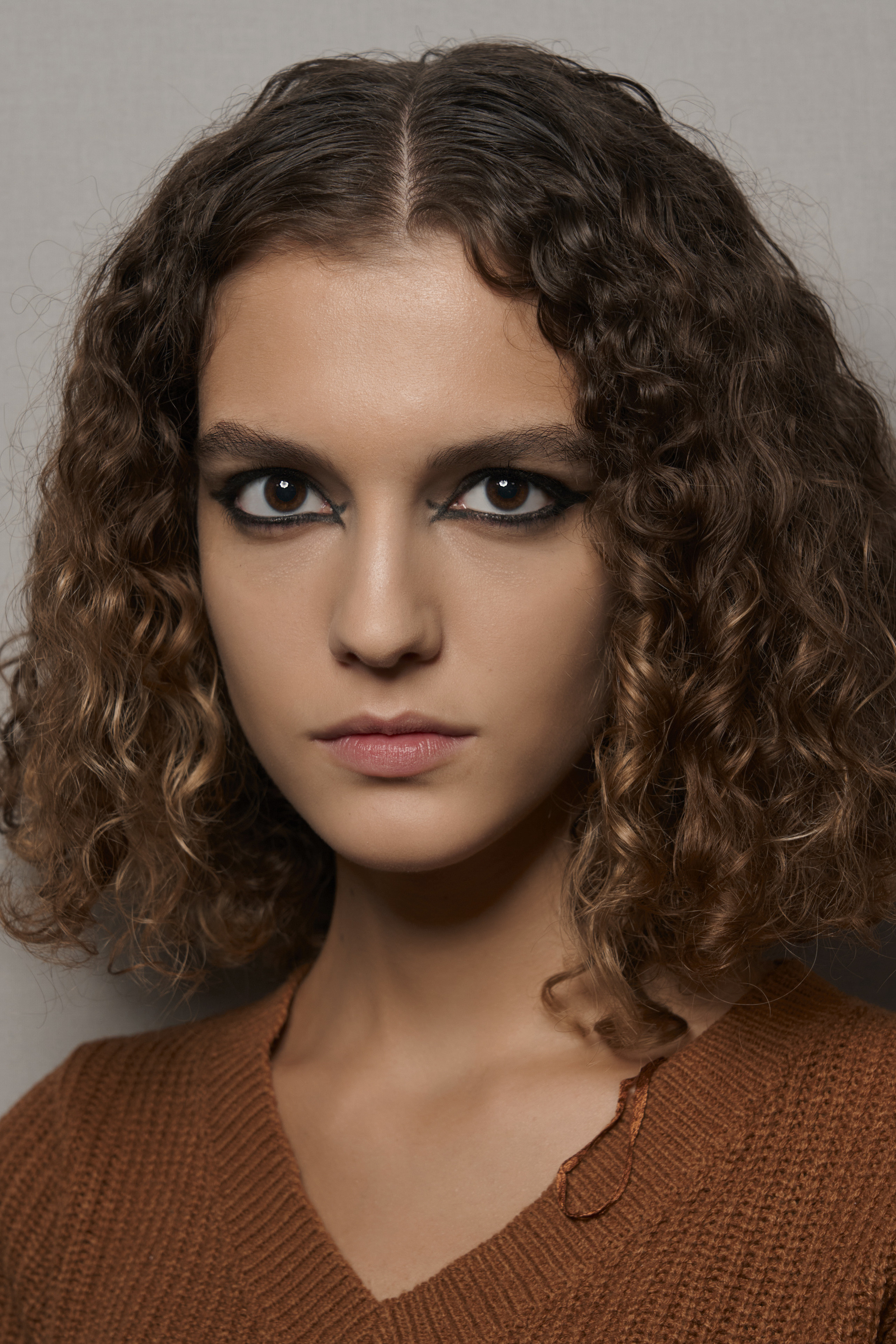 Las melenas rizadas son ideales para llevar con cortes de pelo a capas para dar forma a los rizos de forma natural. En la imagen, el bob curly de Dior para adoptar en 2023.