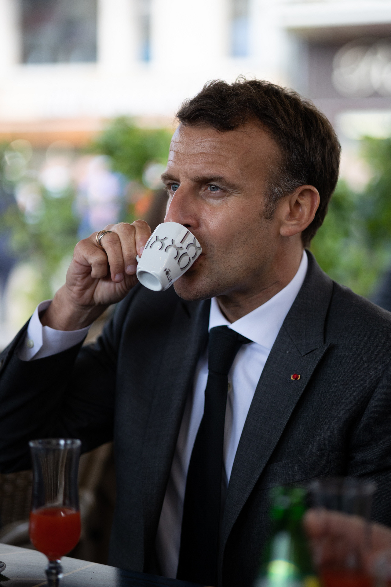 Emmanuel Macron tampoco perdona su café de media mañana, en este caso, en solitario.