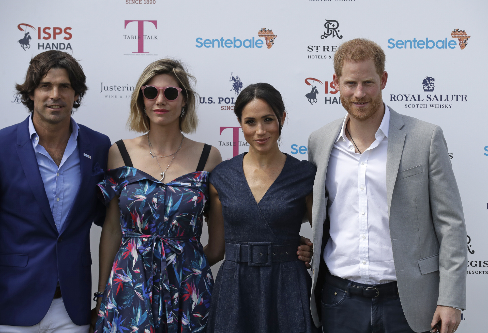 Nacho Figueras y Delfina Blaquier junto a Meghan Markle y el príncipe Harry después de un partido de polo en 2018.