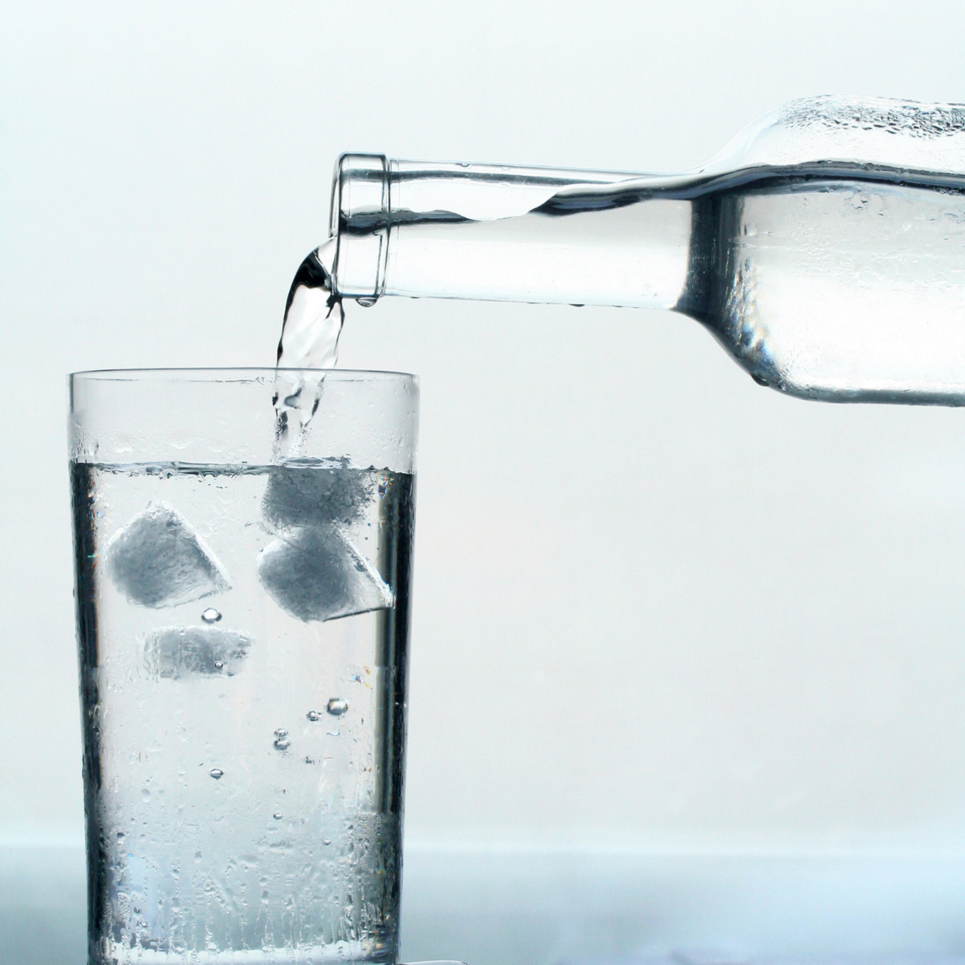 Bebe 2 litros de agua al día para mantener en forma tu cerebro.