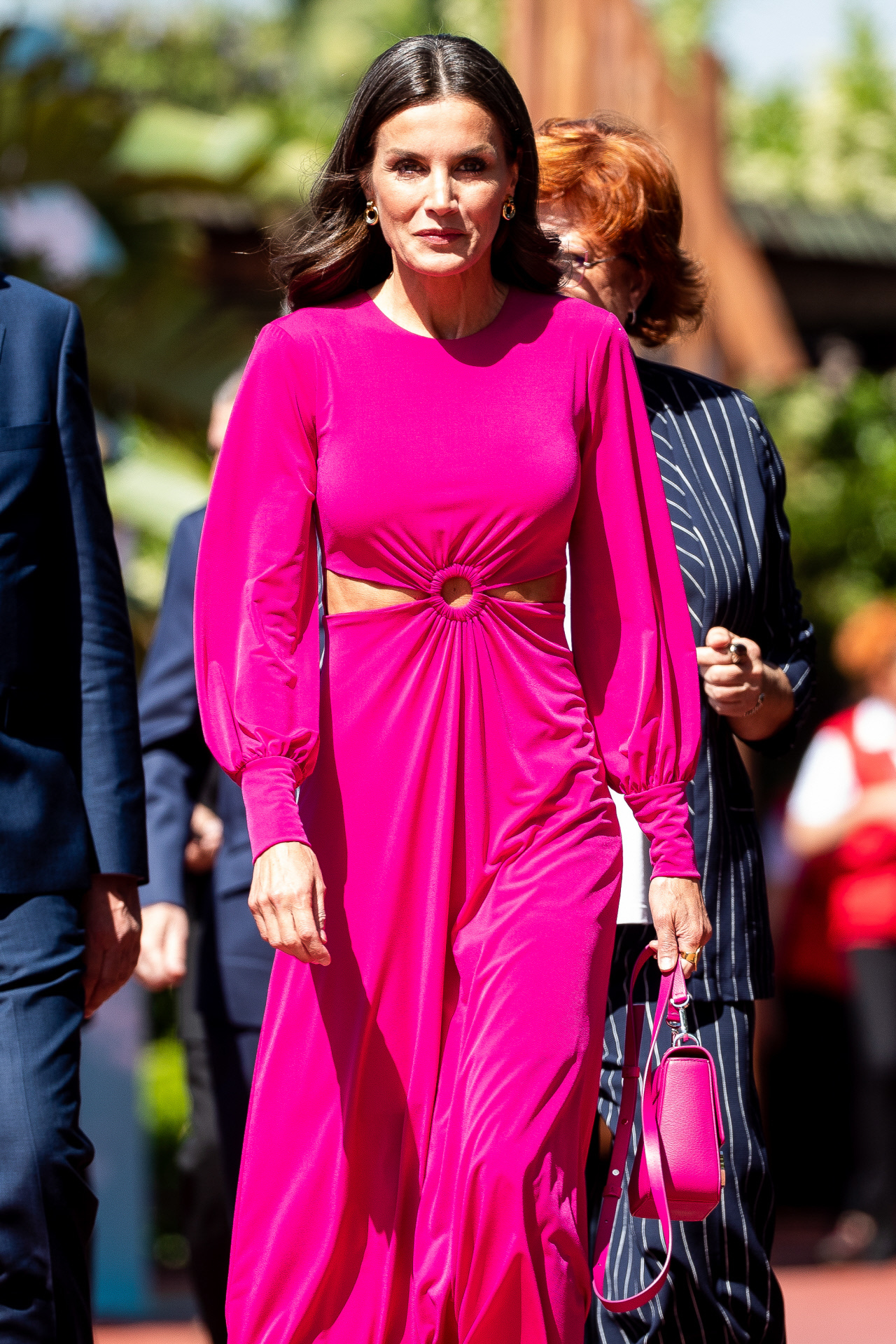 La reina Letizia con vestido fucsia de Cayro.