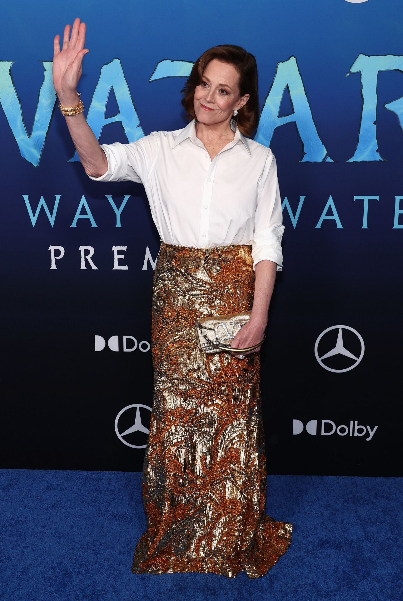 Sigourney Weaver el el estrno de Avar 2 con falda dorada y camisa blanca.