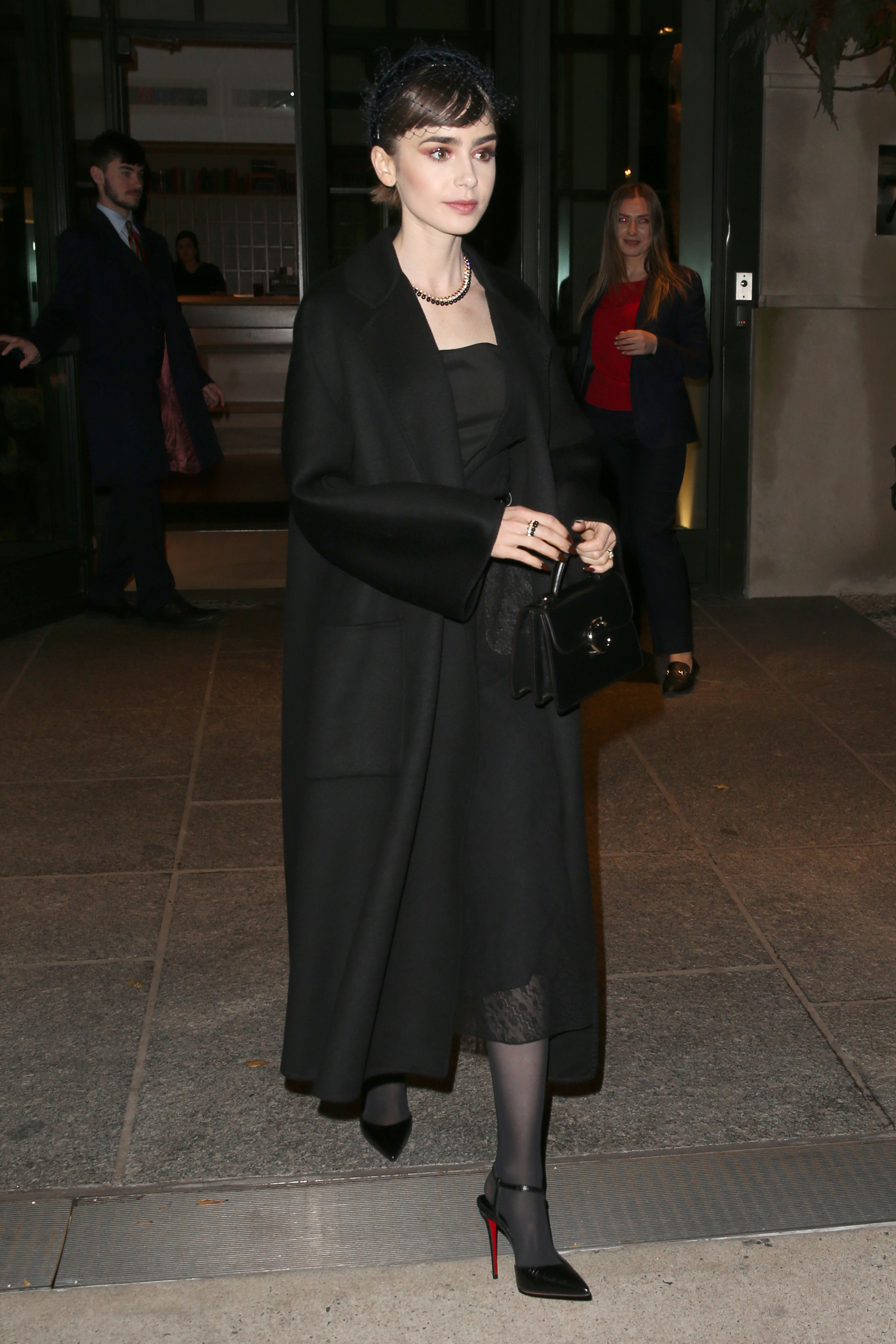 Lily Collins dans un total look noir.