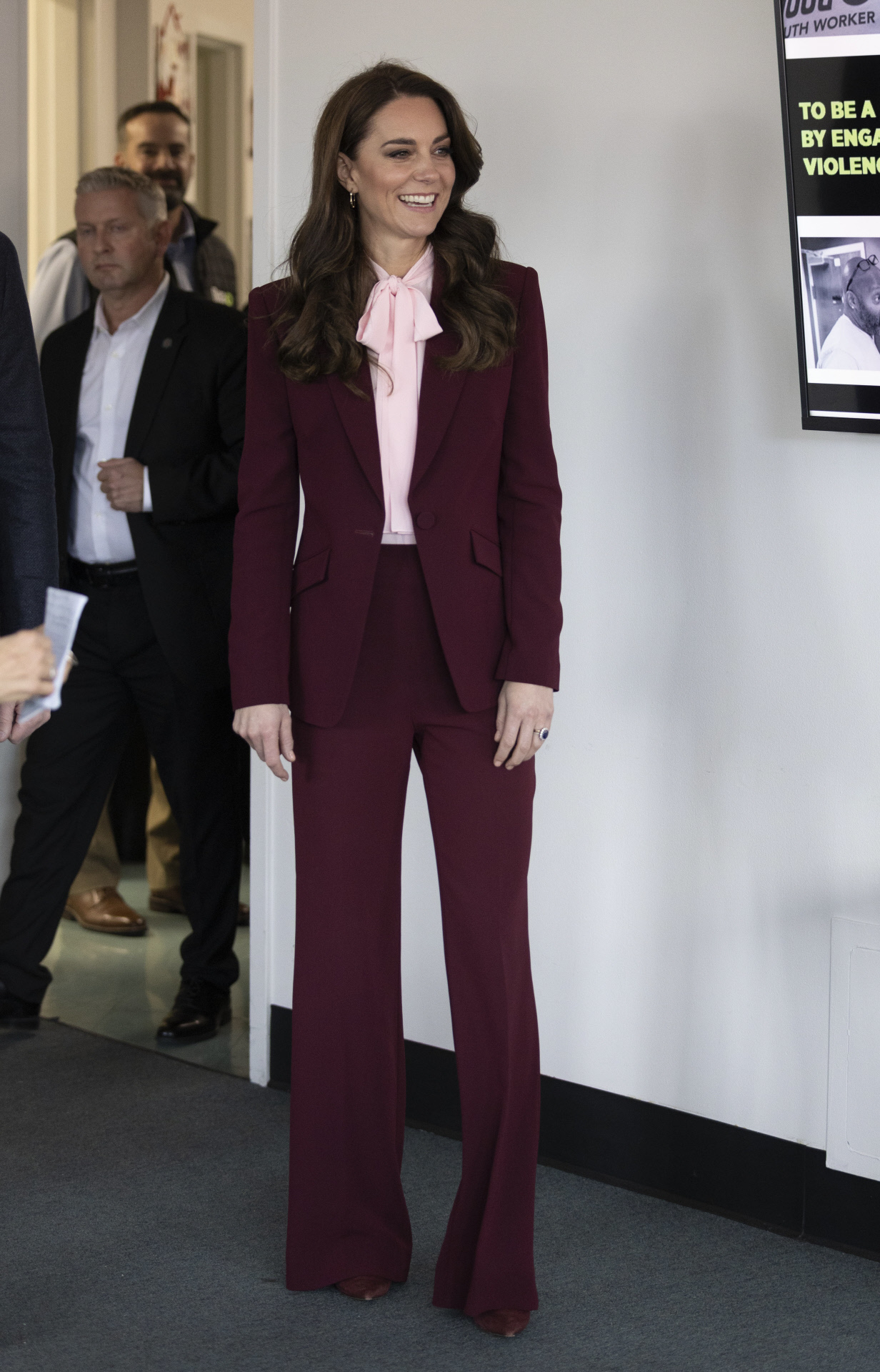 Kate Middleton con un sastre y blusa con lazo.