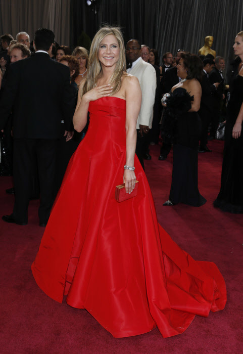 Jennifer Aniston en los Oscar, luciendo un vestido rojo de Valentino.