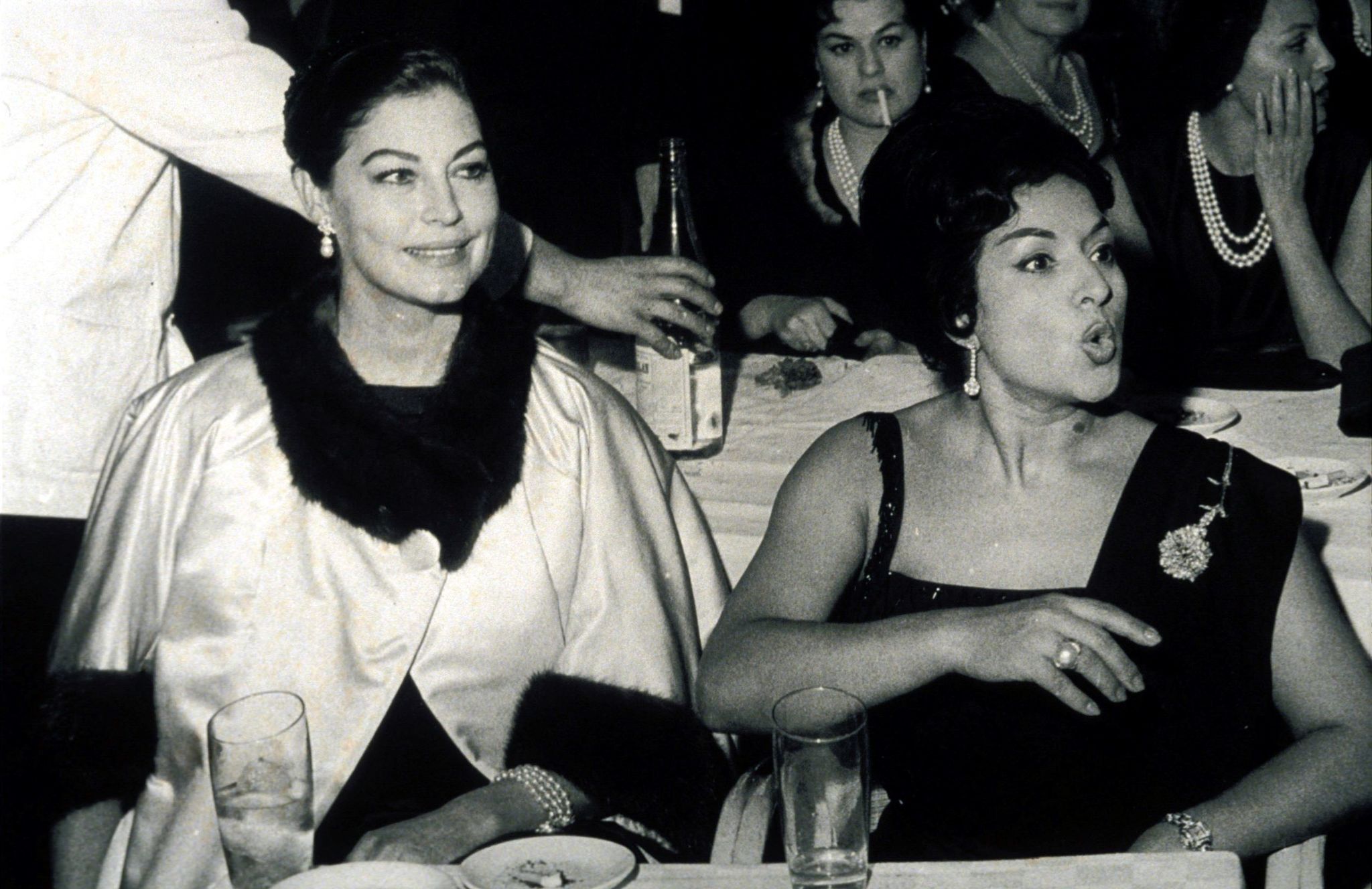 Ava Gardner con Lola Flores en una de sus noches flamencas en España.