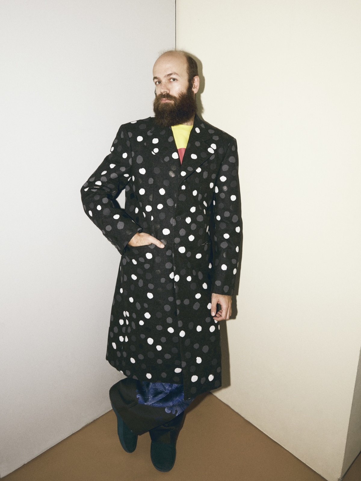 Tristán lleva abrigo Painted Dots y pantalón con estampado psicodélico de la colección Louis Vuitton x Yayoi Kusama. El jersey de Rothko y las deportivas son de Tristán.