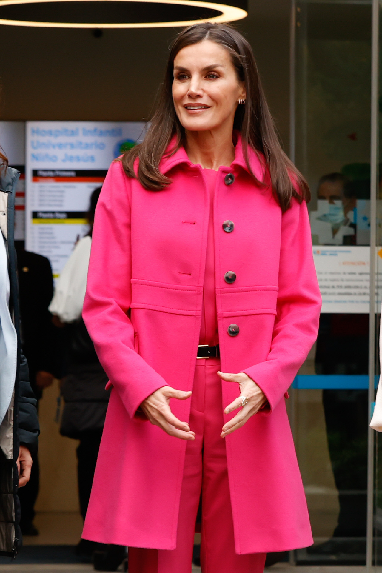 El abrigo rosa fucsia de la reina Letizia para un look tendencia.