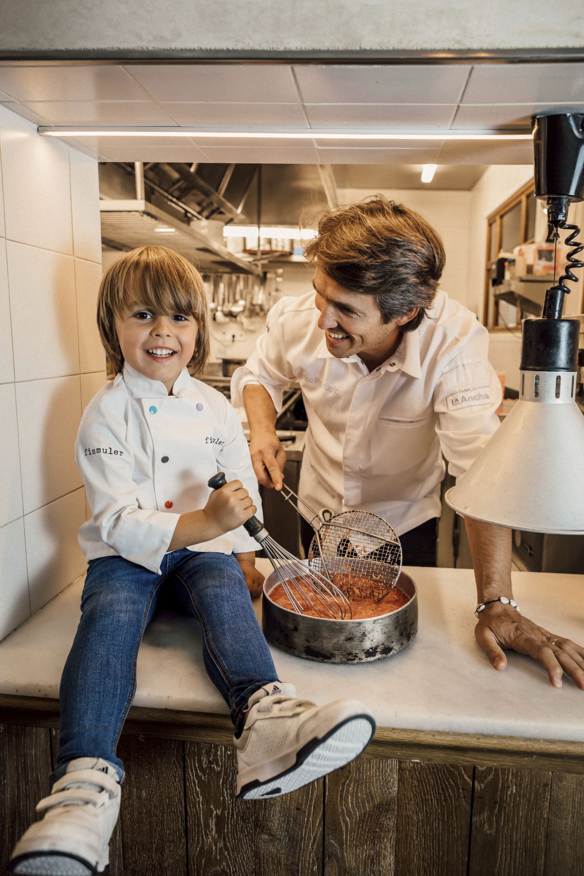 Nino Redruello y Ninín en las cocinas del restaurante La Ancha de Zorrilla.