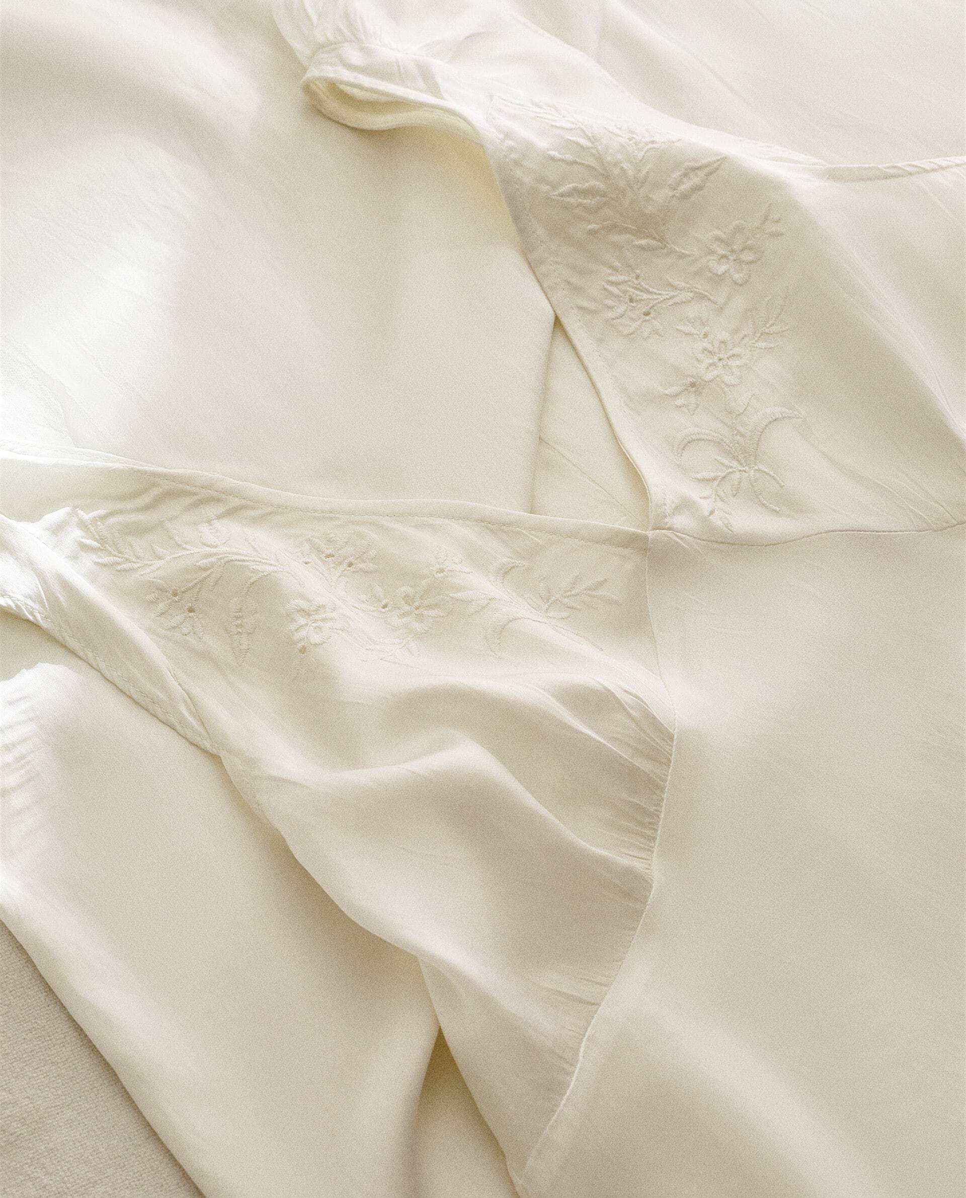 Elige camisones de seda o algodón para dormir bien, el truco de Marie Kondo. Este es de satén de algodón y puedes encontrarlo en de Zara Home.