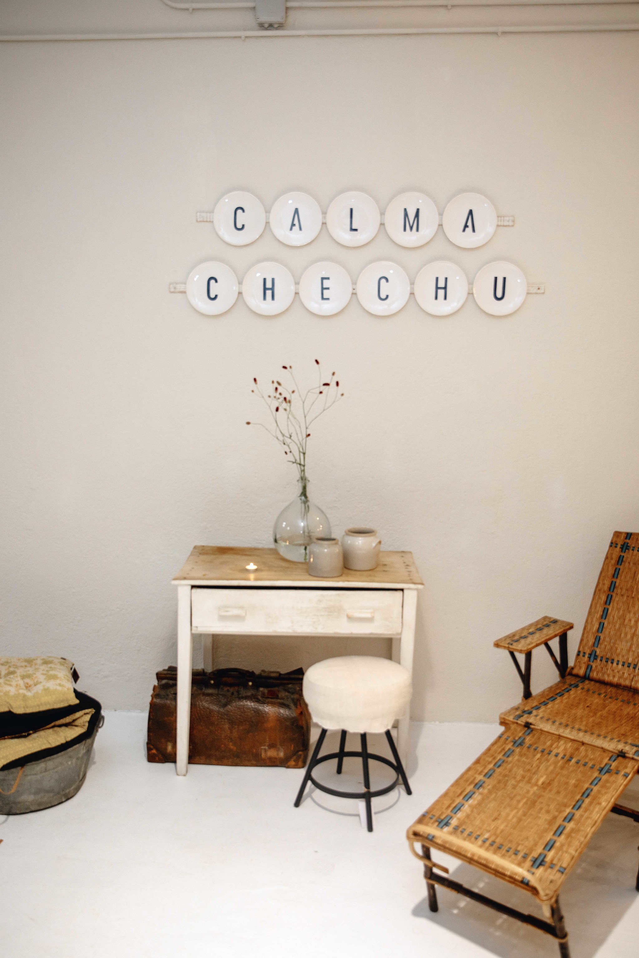 Calma Chechu, firma dedicada al diseño y fabricación artesanal de muebles