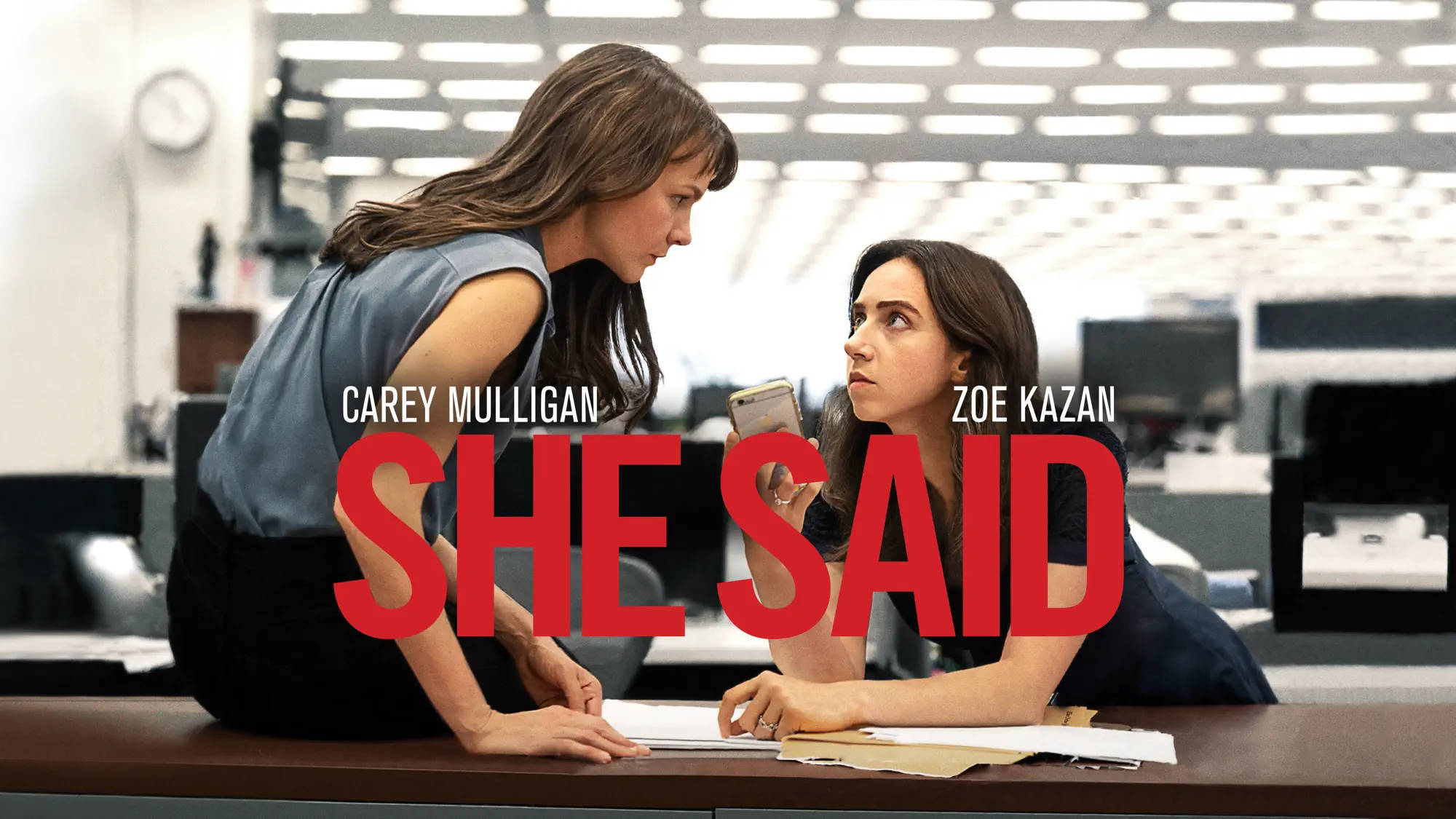 Zoe Kazan y Carey Mulligan en el cartel de la plelícula She Said, traducida como Al Descubierto.
