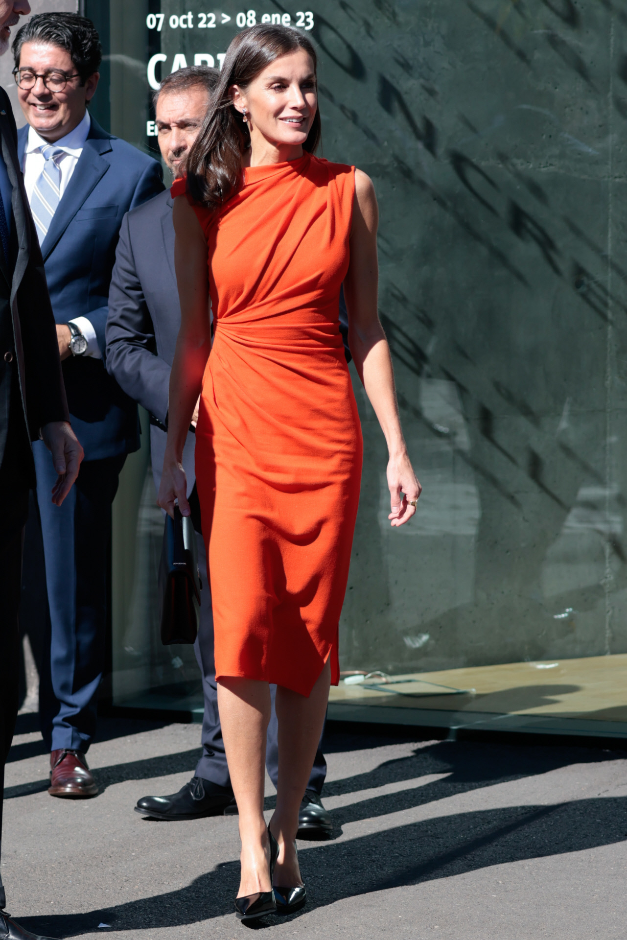 La reina Letizia con un vestido naranja de Zara.