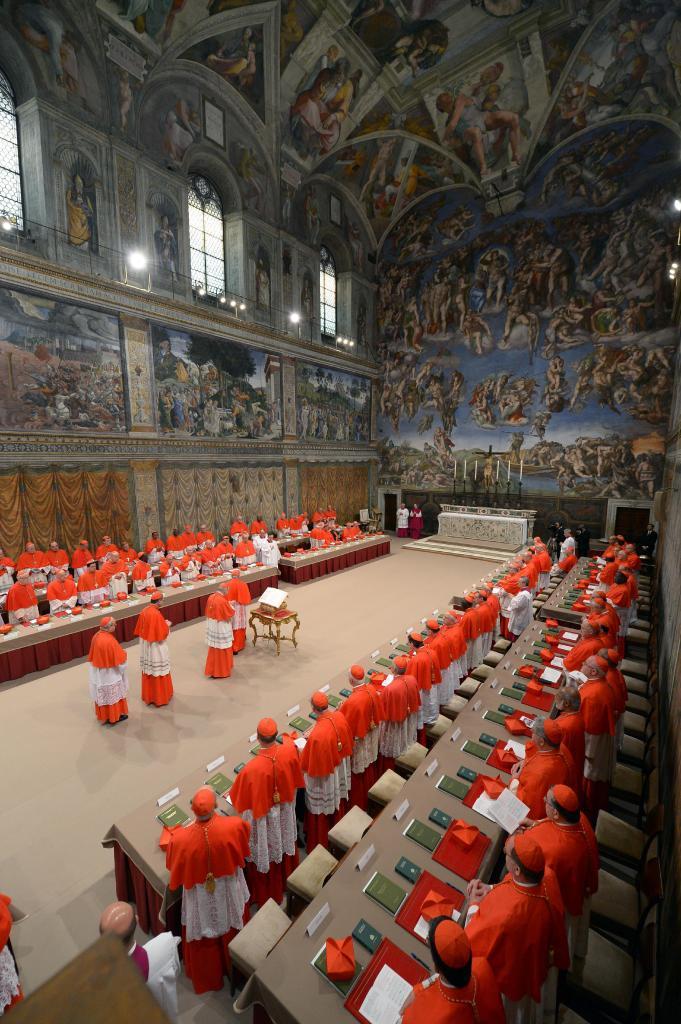 Cónclave de cardinales en la Capilla Sixtina para elegir un nuevo Papa.
