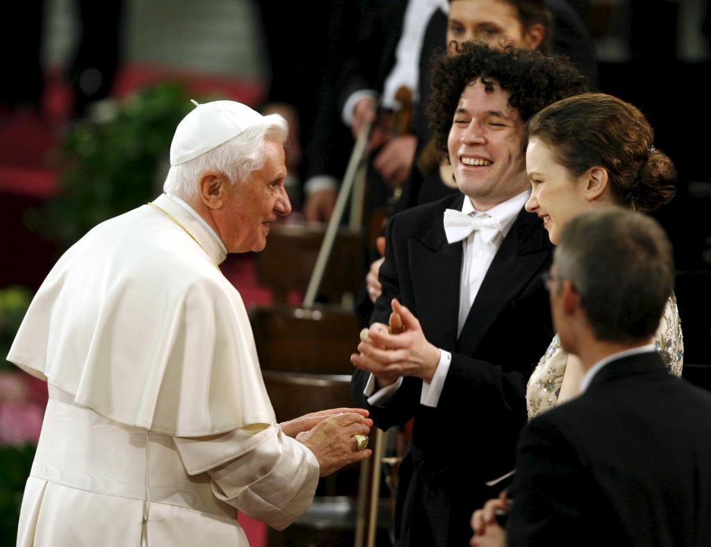 El Papa Benedicto XVI saluda al director de orquesta Gustavo Dudamel y la violinista Hilary Hahn.