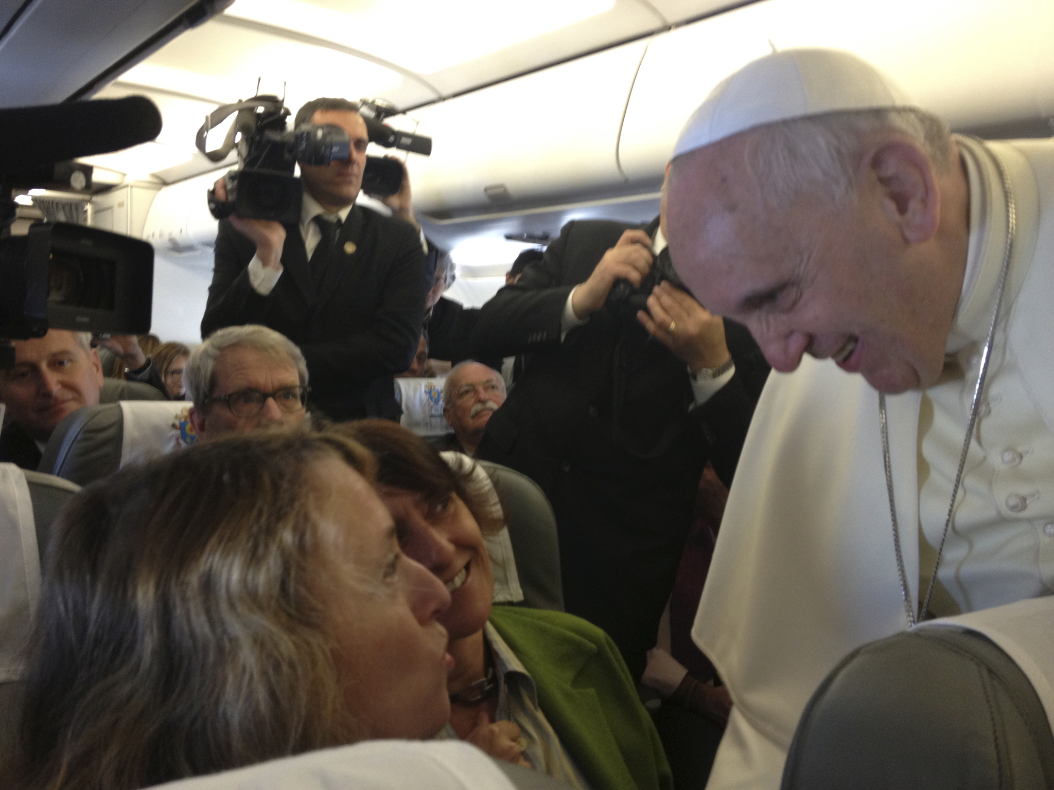 El Papa Francisco saluda a la periodista Caroline Pigozzi.