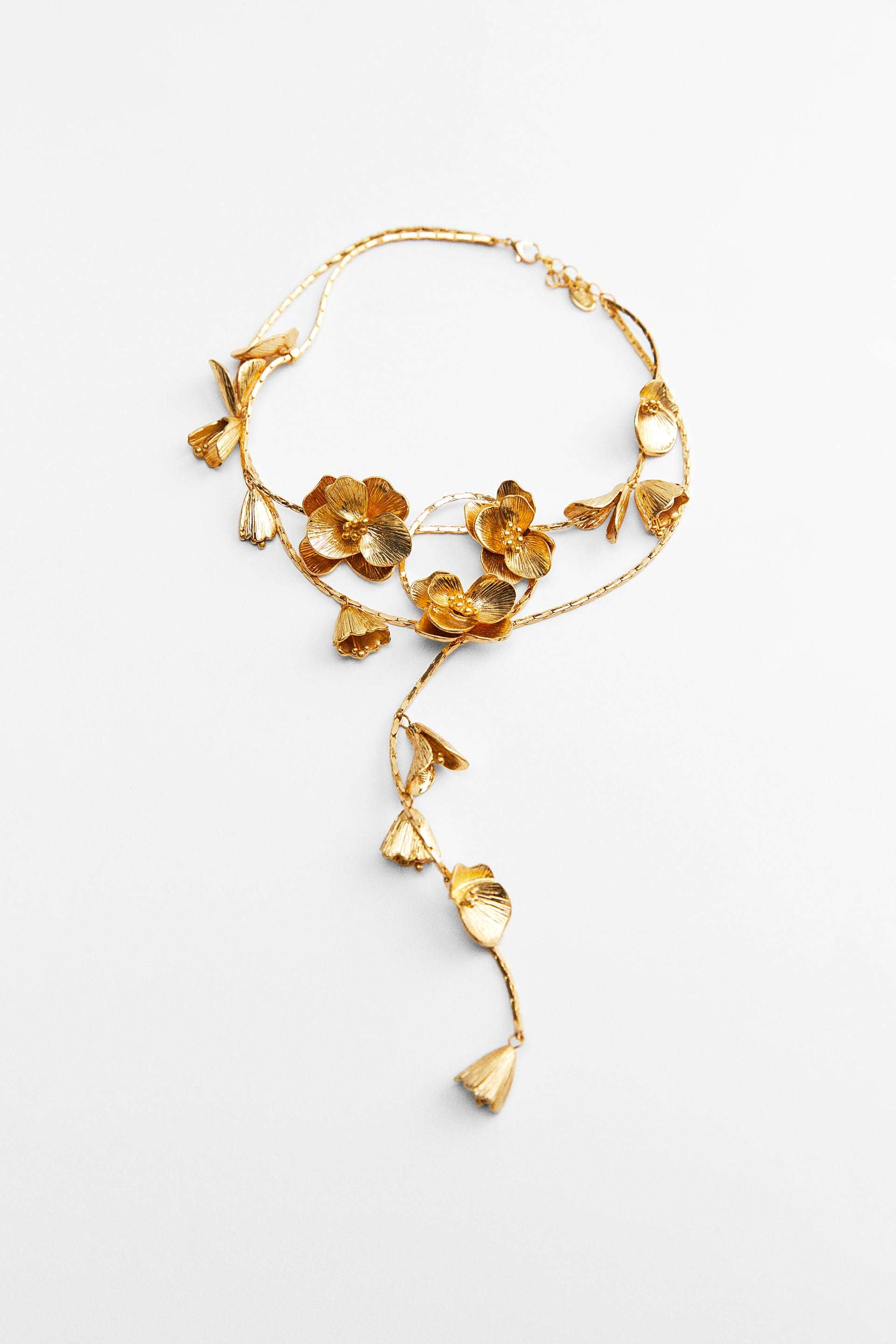 Collar de flores metálico, Zara (17,95 euros).
