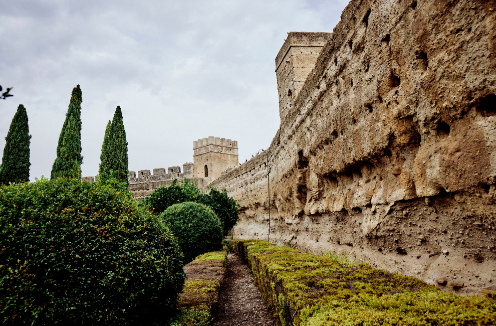 Rincón del jardín y los muros del Alcázar de Palma del Río