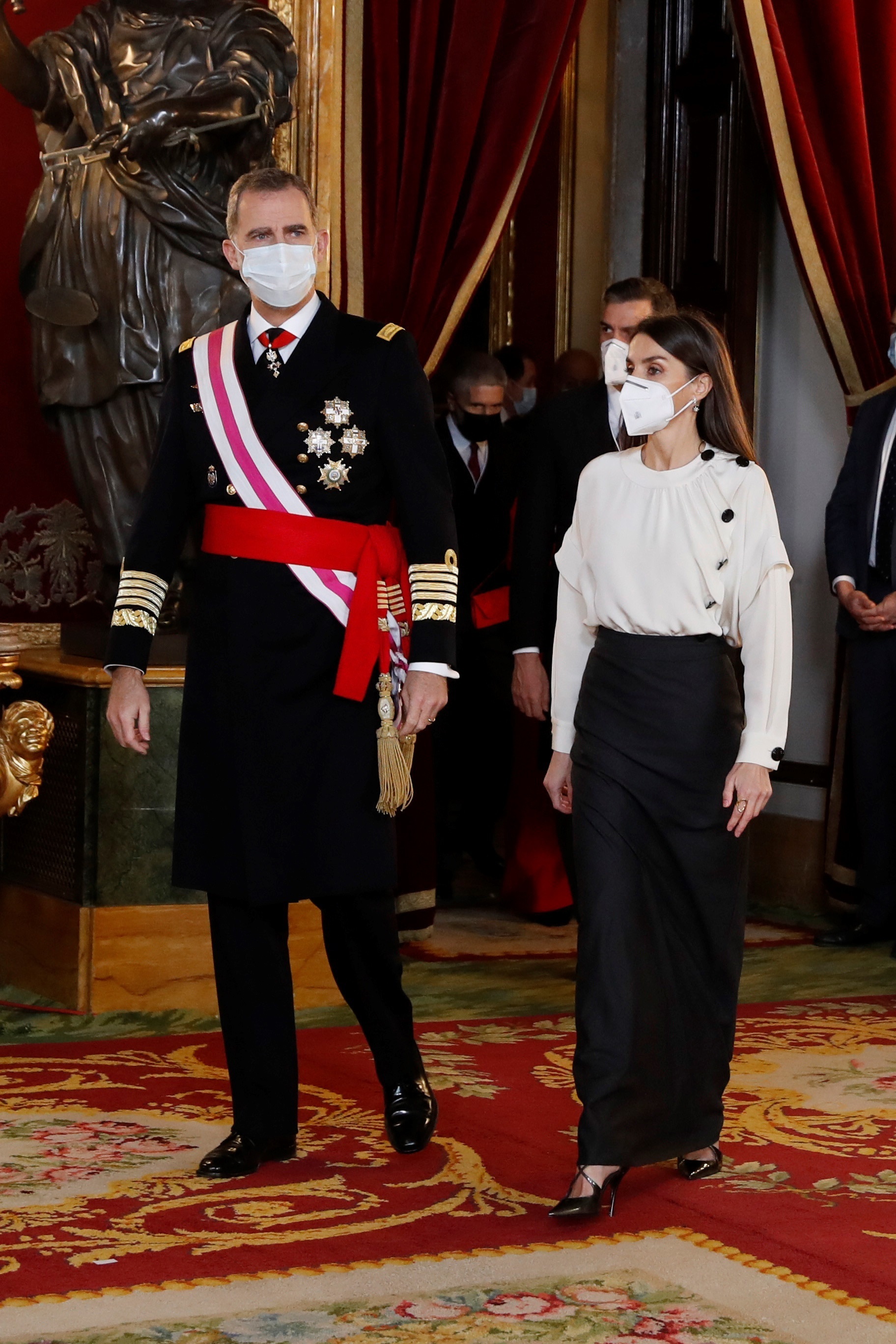 2021. La reina Letizia, de riguroso negro (aunque con sorpresa), preside la Pascua Militar junto al rey Felipe VI
