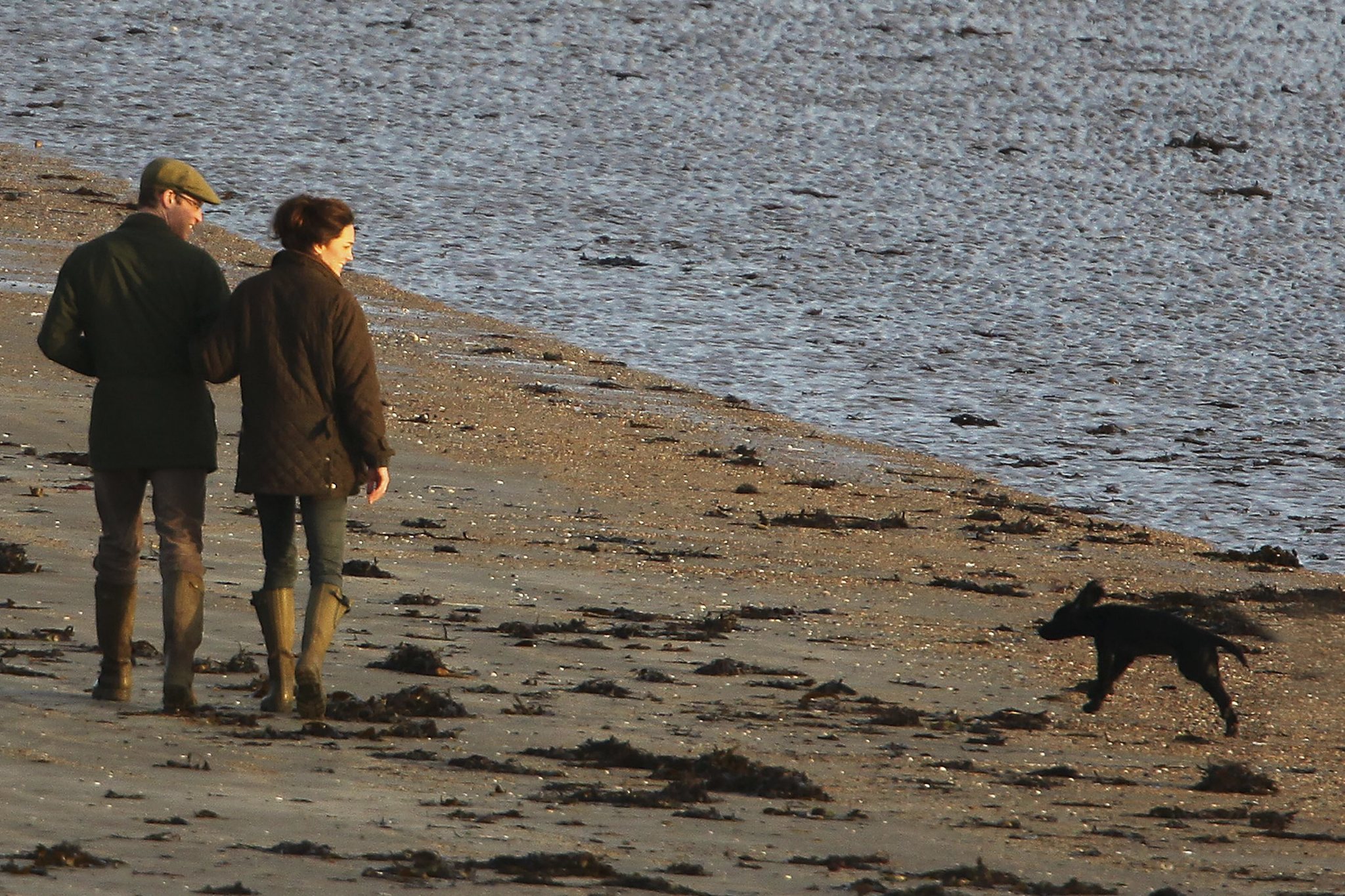 Caminar mejora nuestra salud física y mental. Los duques de Cambridge pasean por la playa.