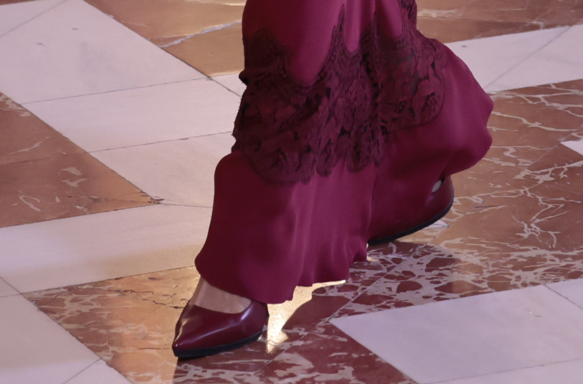 El look de Letizia para la Pascua Militar ha sido en magenta, también los zapatos.