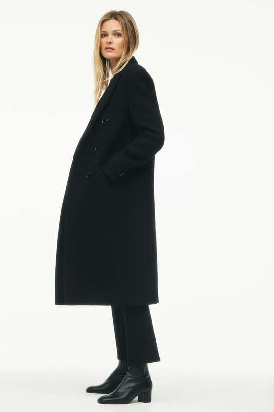 Abrigo negro rebajado de Zara (139 euros, antes 199 euros)
