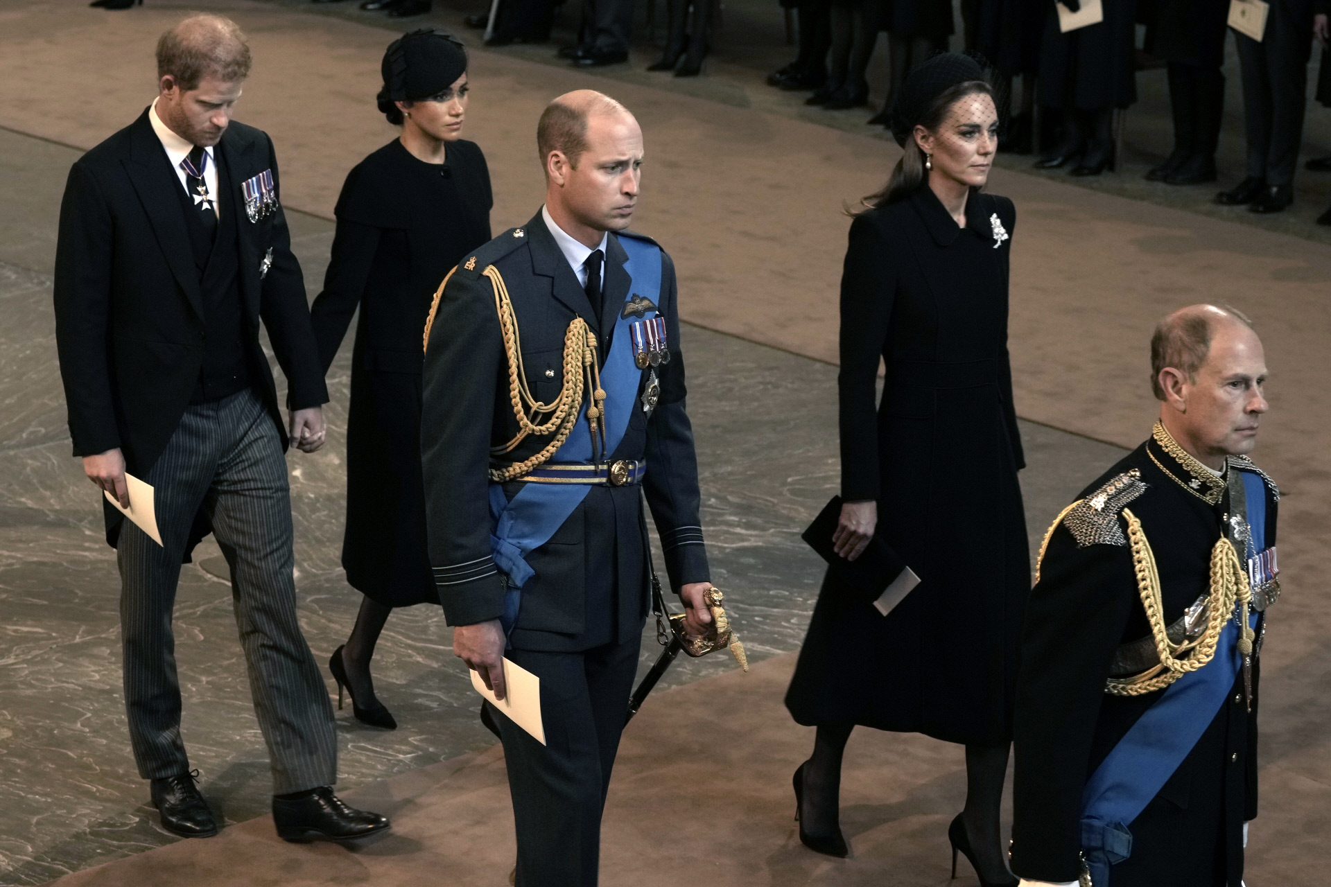 El príncipe Guillermo junto a Kate Middleton seguidos de el príncipe Enrique y Meghan Markle en el funeral de la reina Isabel II.