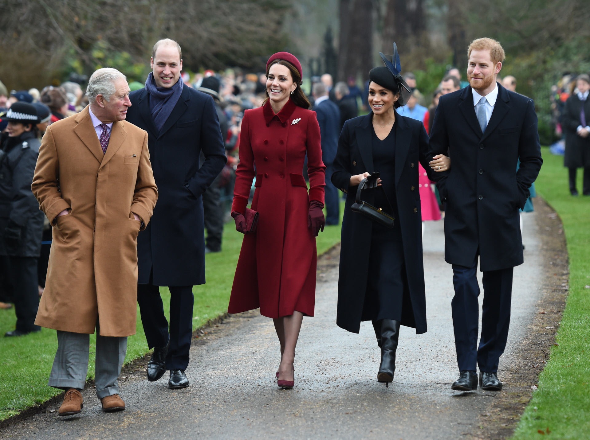 El rey Carlos III de Inglaterra junto a sus hijos William y Harry y sus respectivas esposas: Kate Middleton y Meghan Markle.