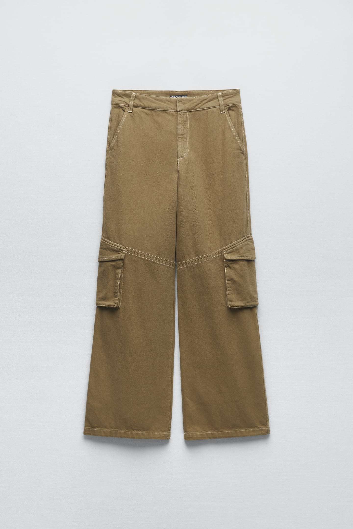 Pantalón cargo de Zara (39,95 euros).