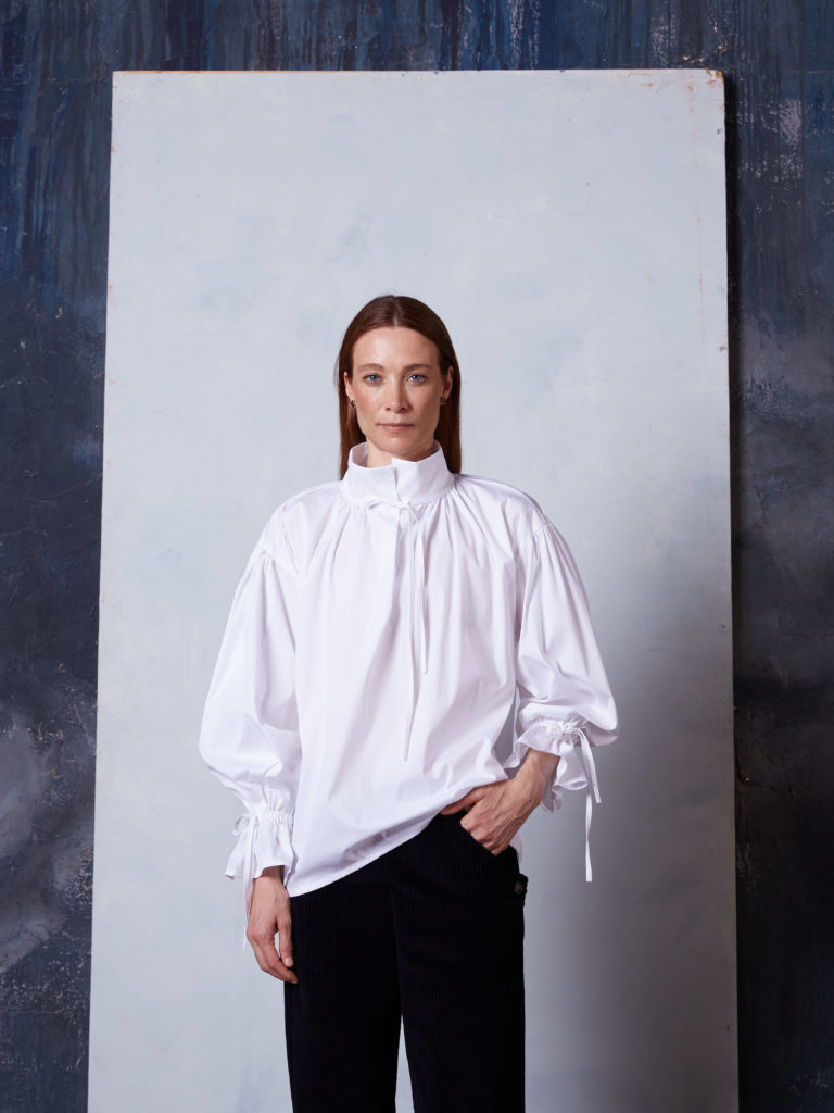 Blusa blanca con lazadas.Is Coming (101,50 euros, antes 145 euros).