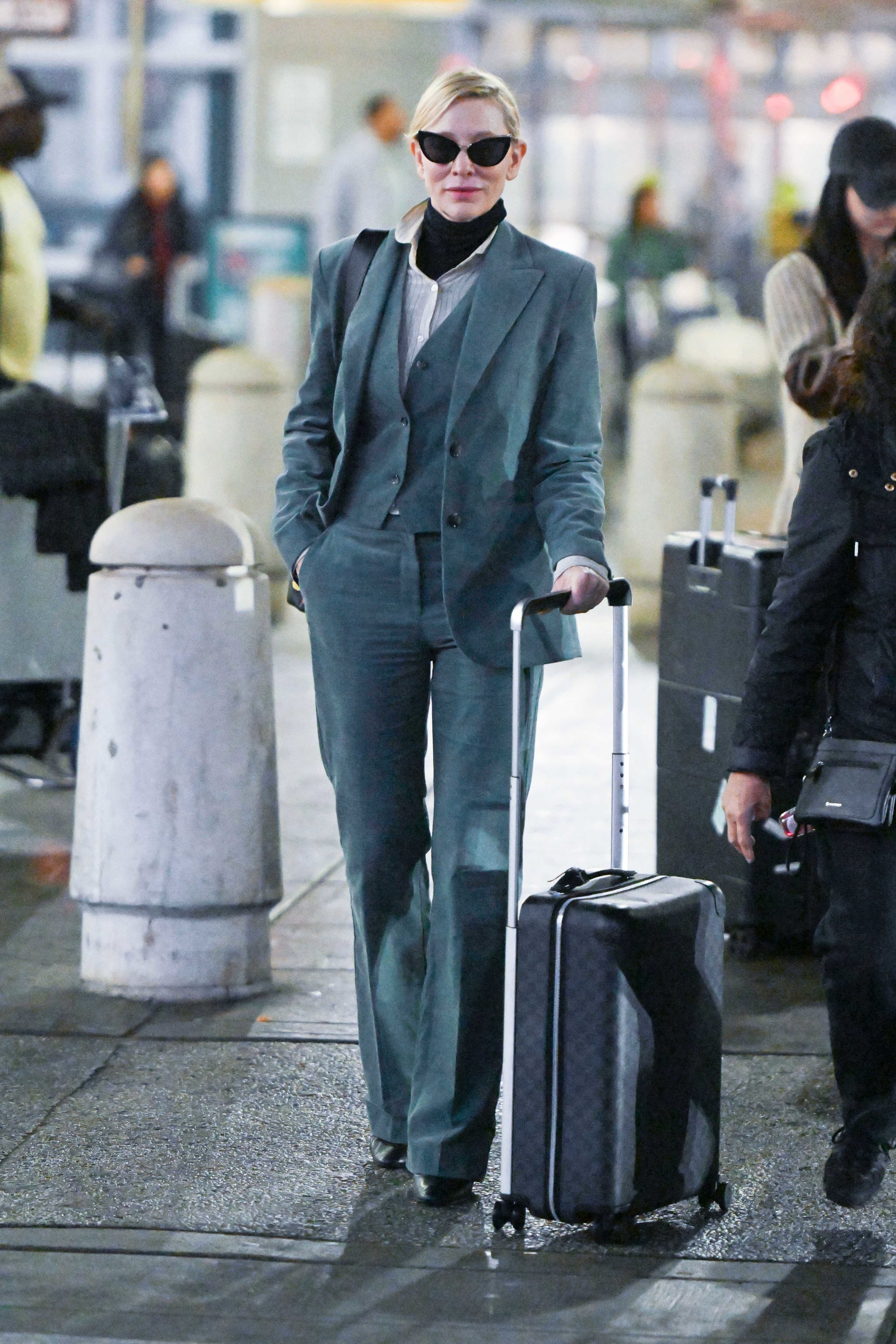 La actriz Cate Blanchett en el aeropuerto de Nueva York el pasado enero con sastre de Mango.