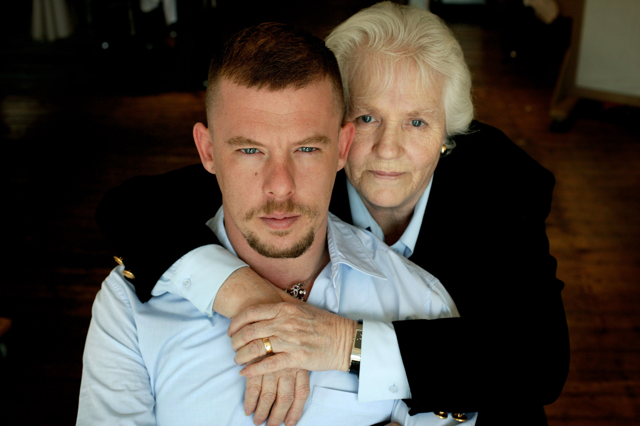 Alexander McQueen junto a su madre, Joyce.