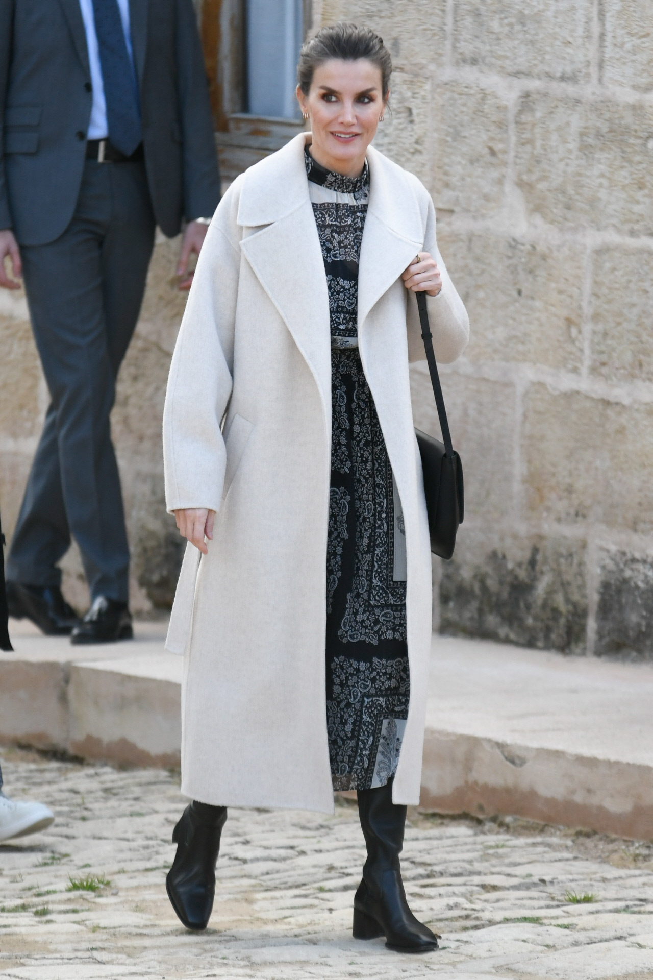La reina Letizia en Menorca con un vestido rebajado de Mango.