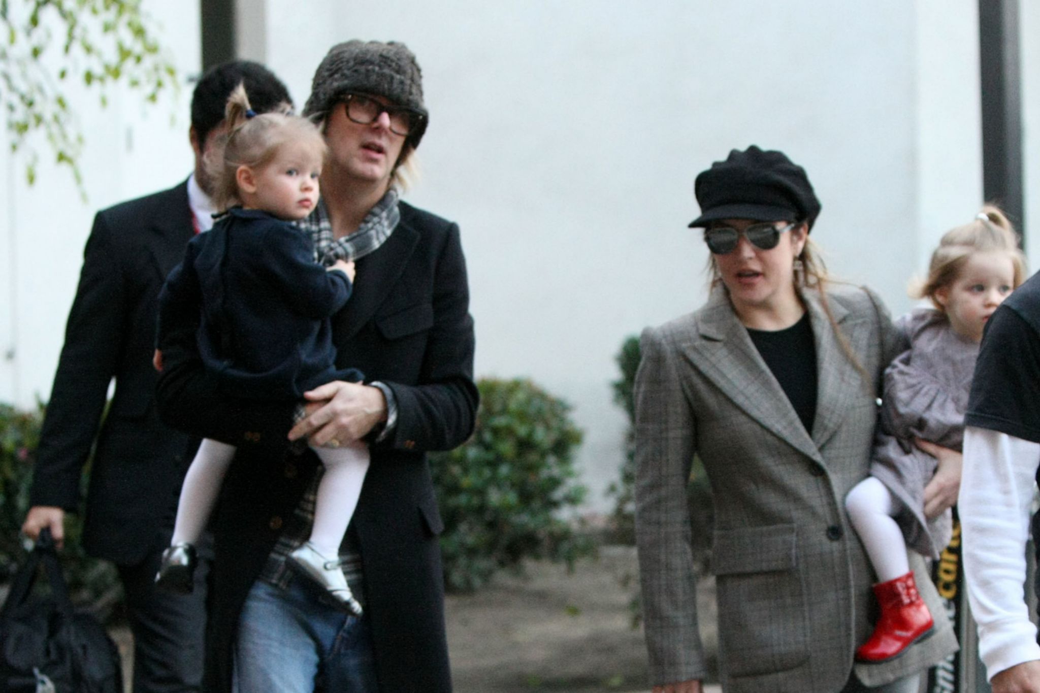 Lisa Marie Presley y Michael Lockwood paseando con sus mellizas en 2011 en Los Ángeles.